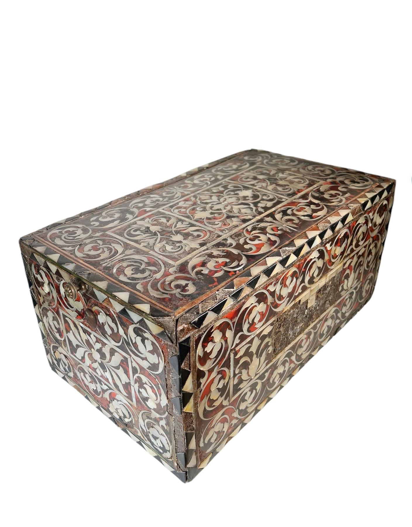 Caja colonial española de carey y nácar en venta 2