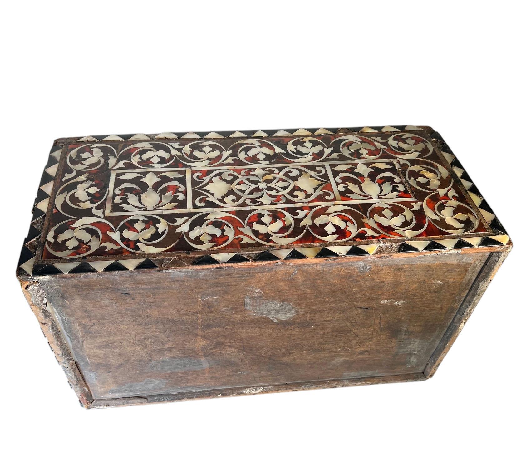 Caja colonial española de carey y nácar en venta 3
