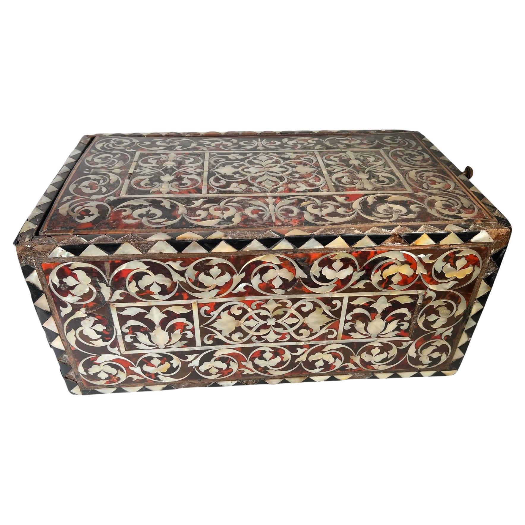 Caja colonial española de carey y nácar en venta
