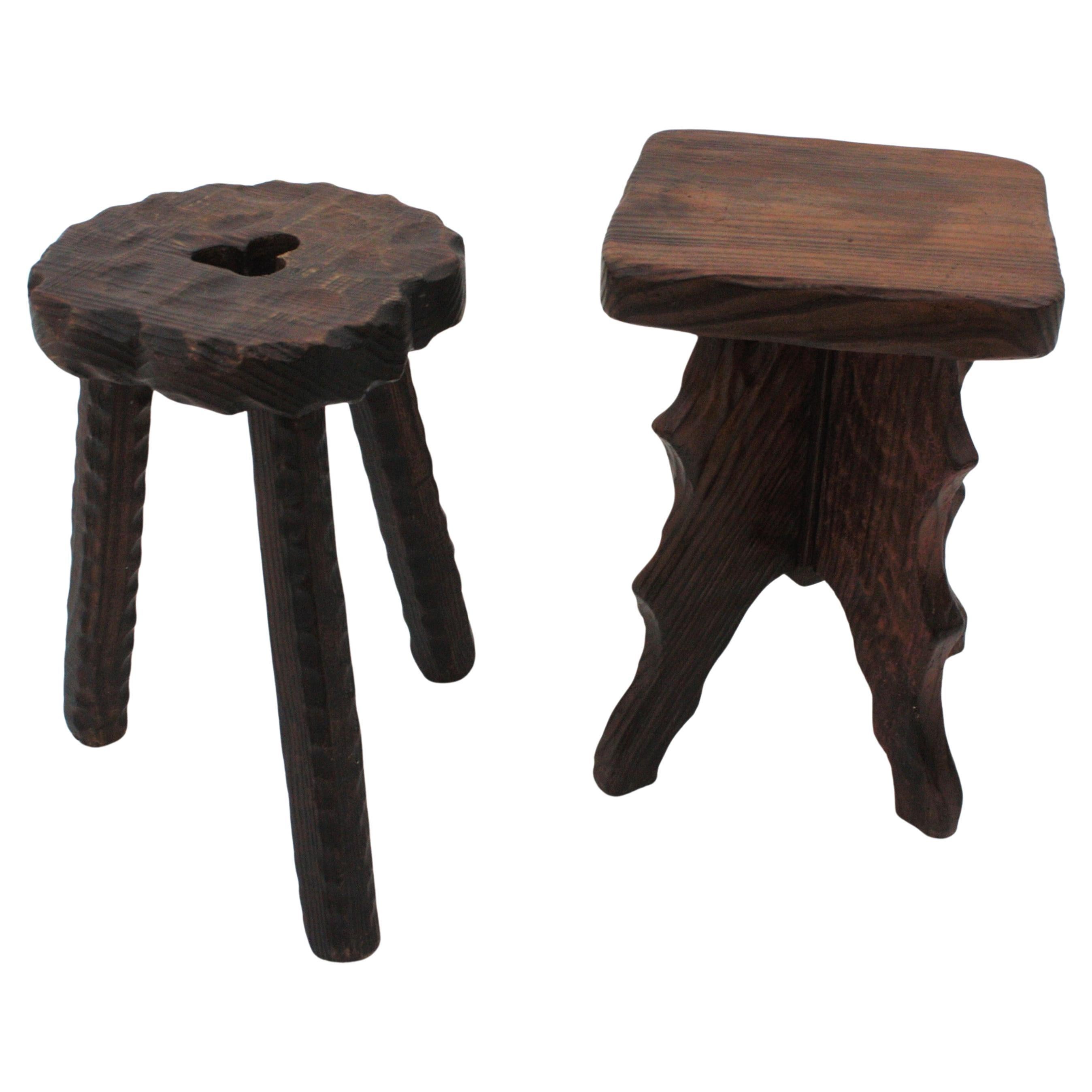 Tabouret/table d'appoint colonial espagnol à trois pieds en bois sculpté, années 1940 en vente 3