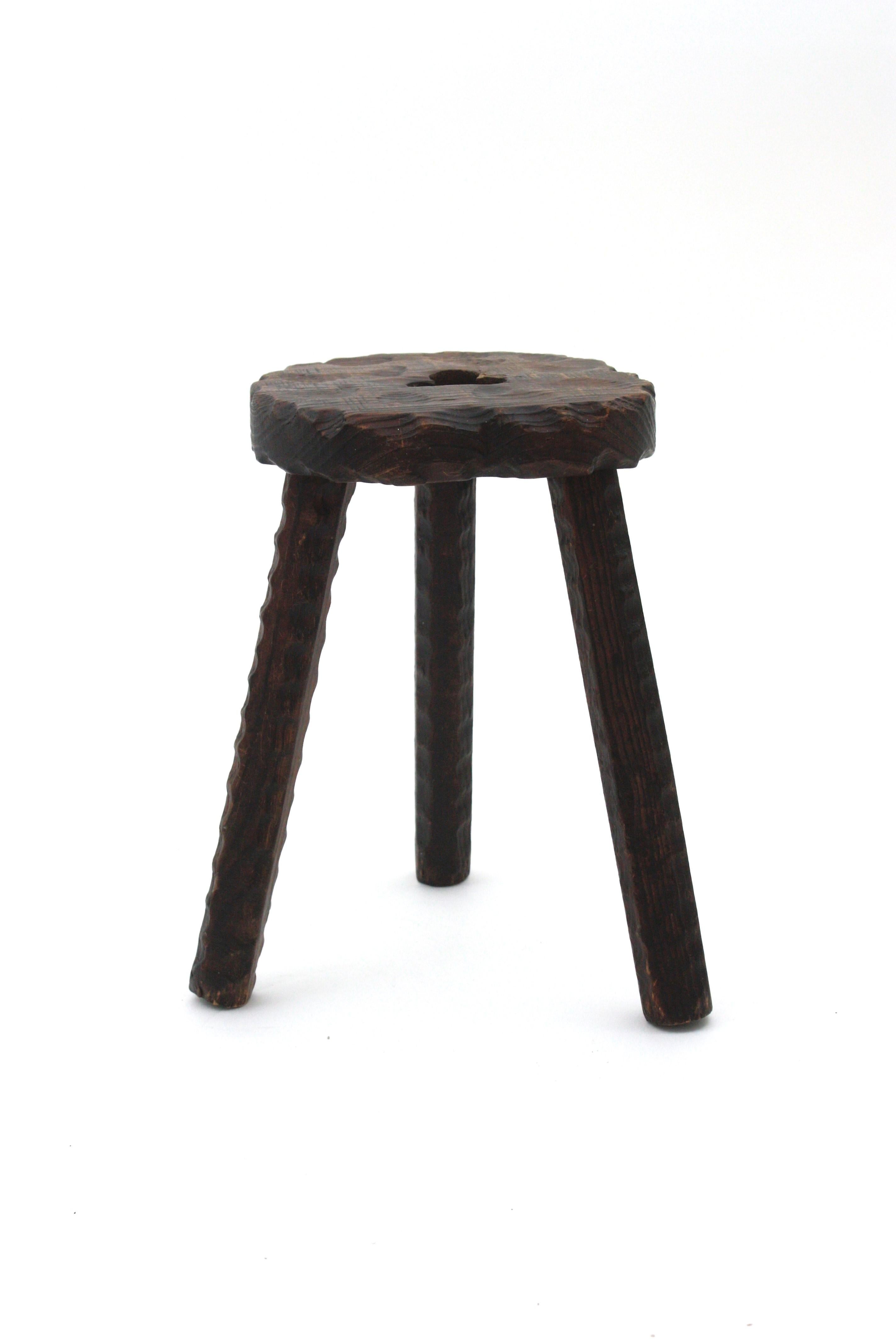 Tabouret/table d'appoint colonial espagnol à trois pieds en bois sculpté, années 1940 en vente 4
