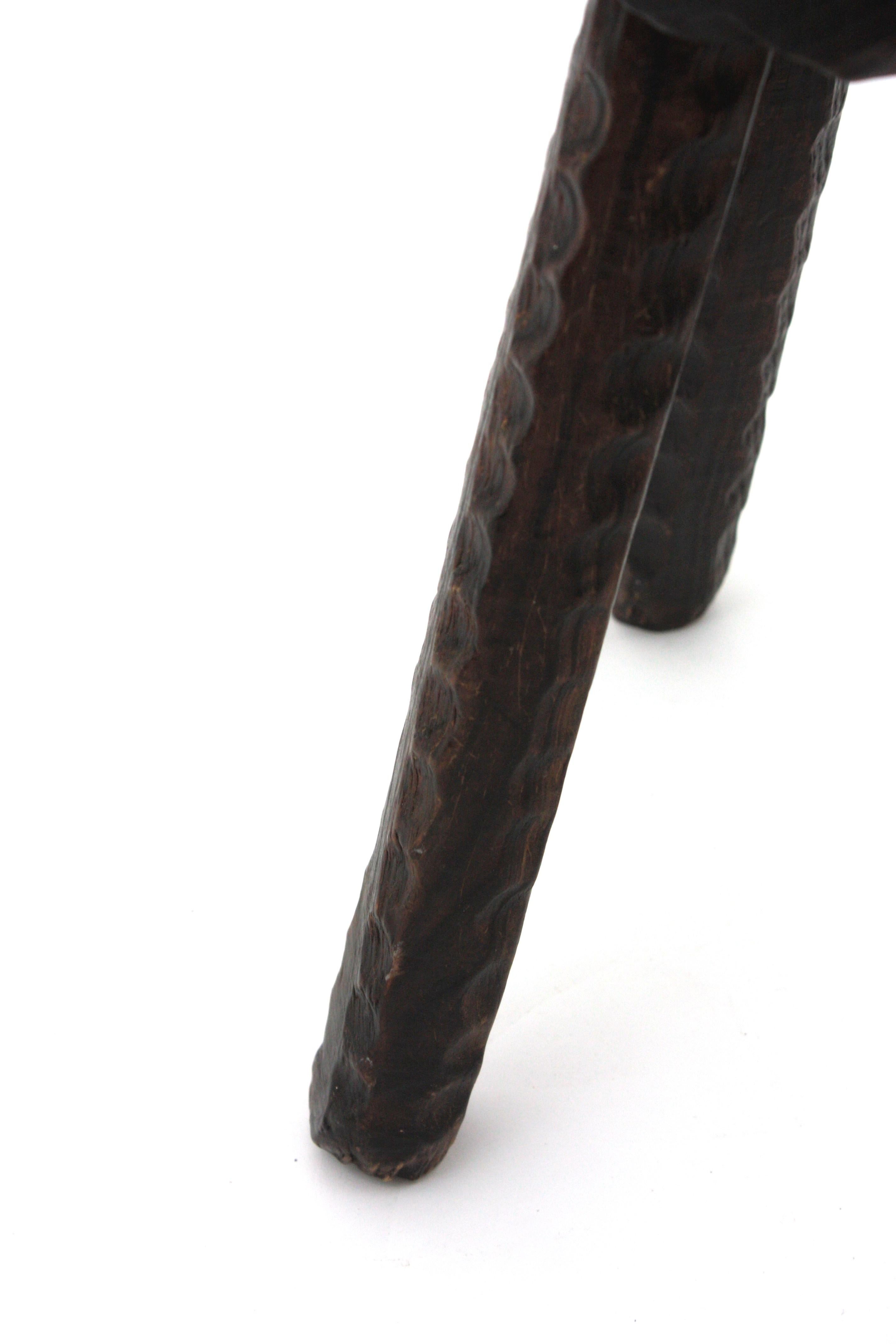 Tabouret/table d'appoint colonial espagnol à trois pieds en bois sculpté, années 1940 en vente 5
