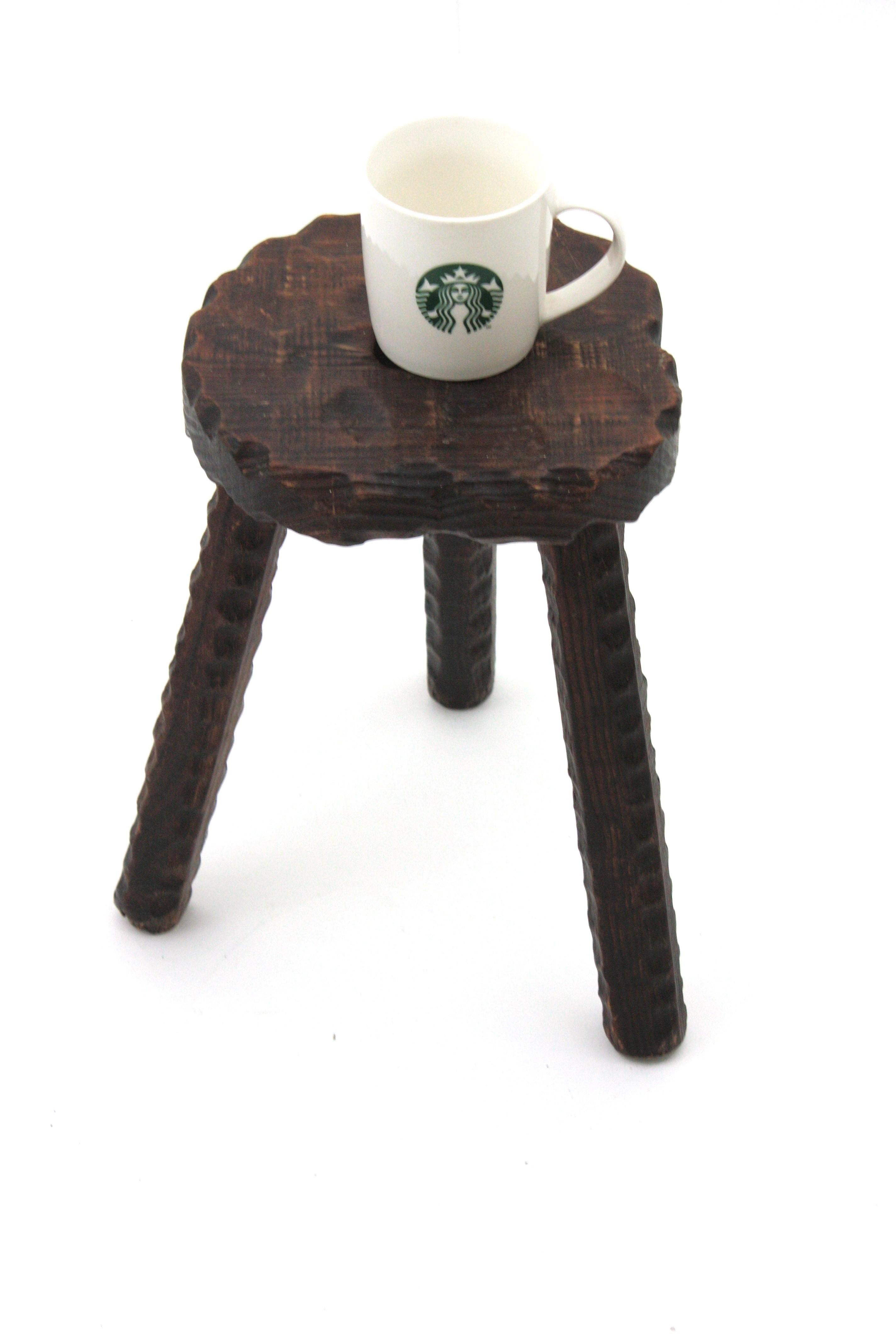 Tabouret/table d'appoint colonial espagnol à trois pieds en bois sculpté, années 1940 en vente 6