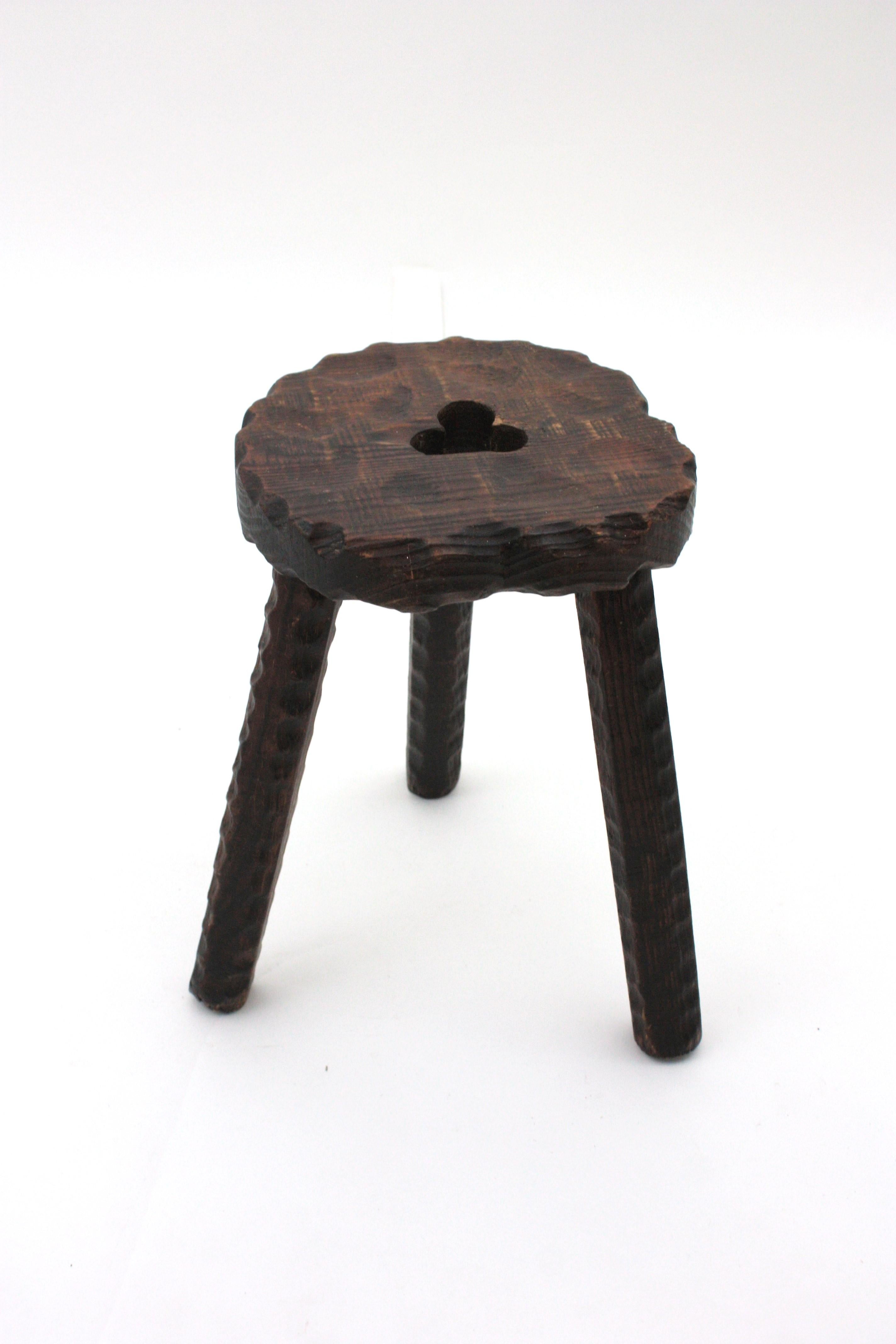 Tabouret tripode ou petite table d'appoint en bois sculpté, Espagne, années 1940
Ce tabouret en bois accrocheur présente des accents sculptés festonnés sur le dessus et un trèfle à trois feuilles sculpté. Il repose sur des pieds épais dont les