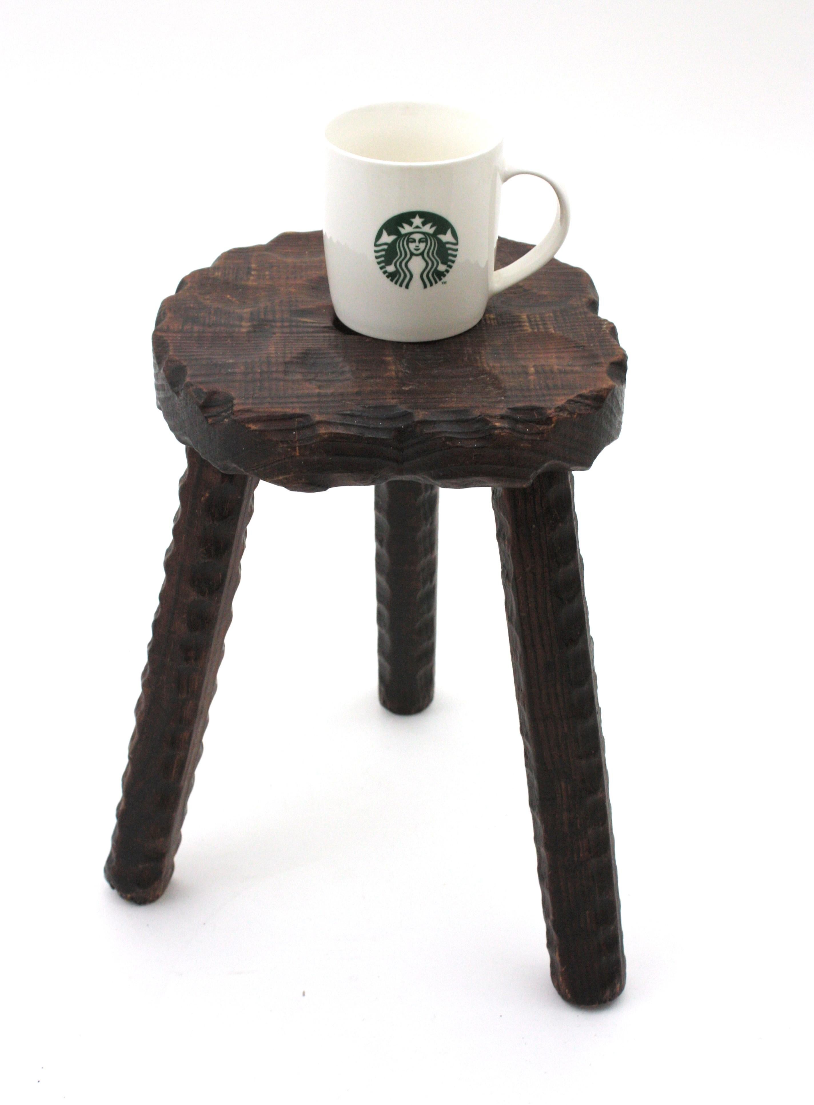 Espagnol Tabouret/table d'appoint colonial espagnol à trois pieds en bois sculpté, années 1940 en vente