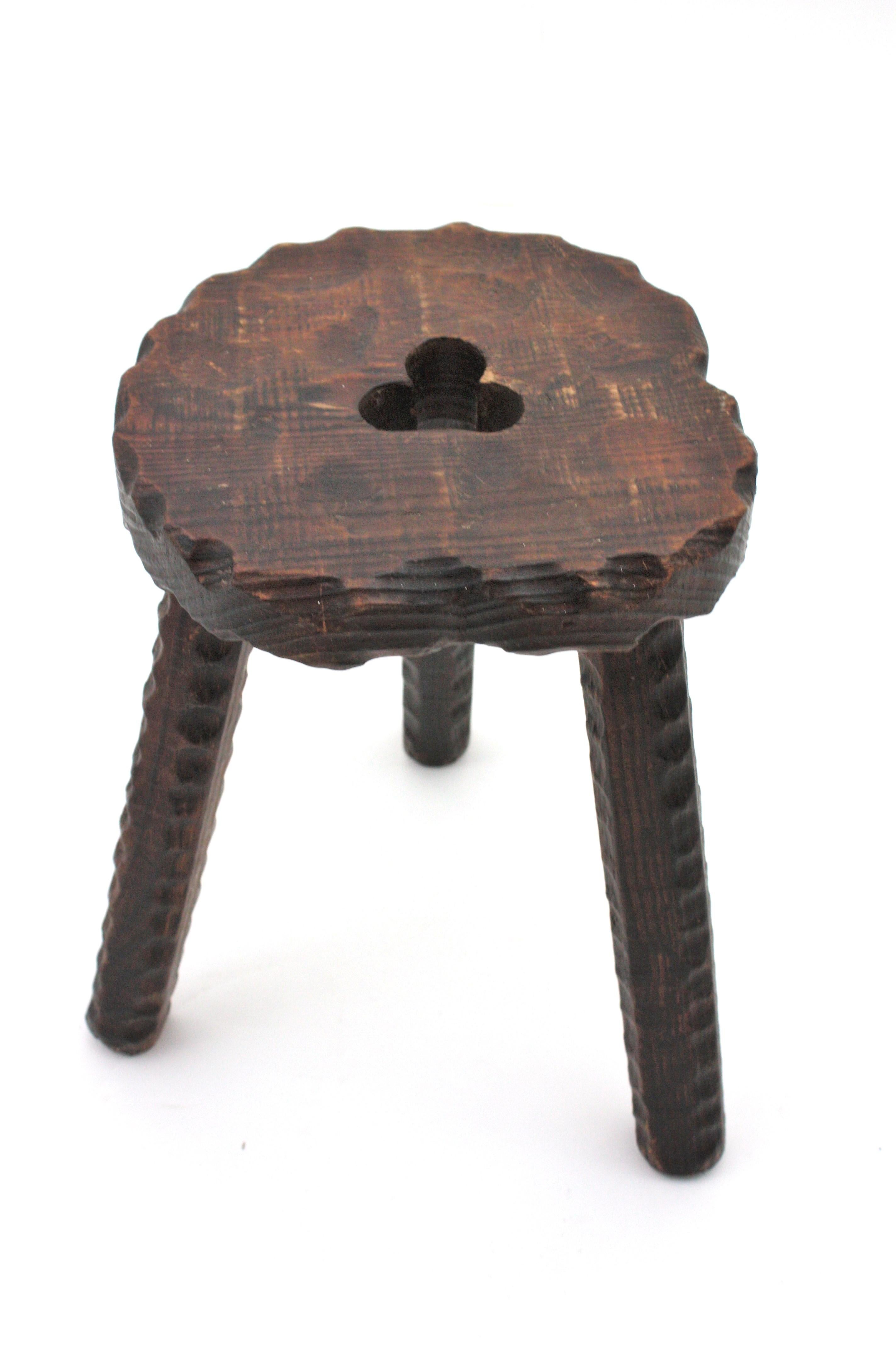 20ième siècle Tabouret/table d'appoint colonial espagnol à trois pieds en bois sculpté, années 1940 en vente