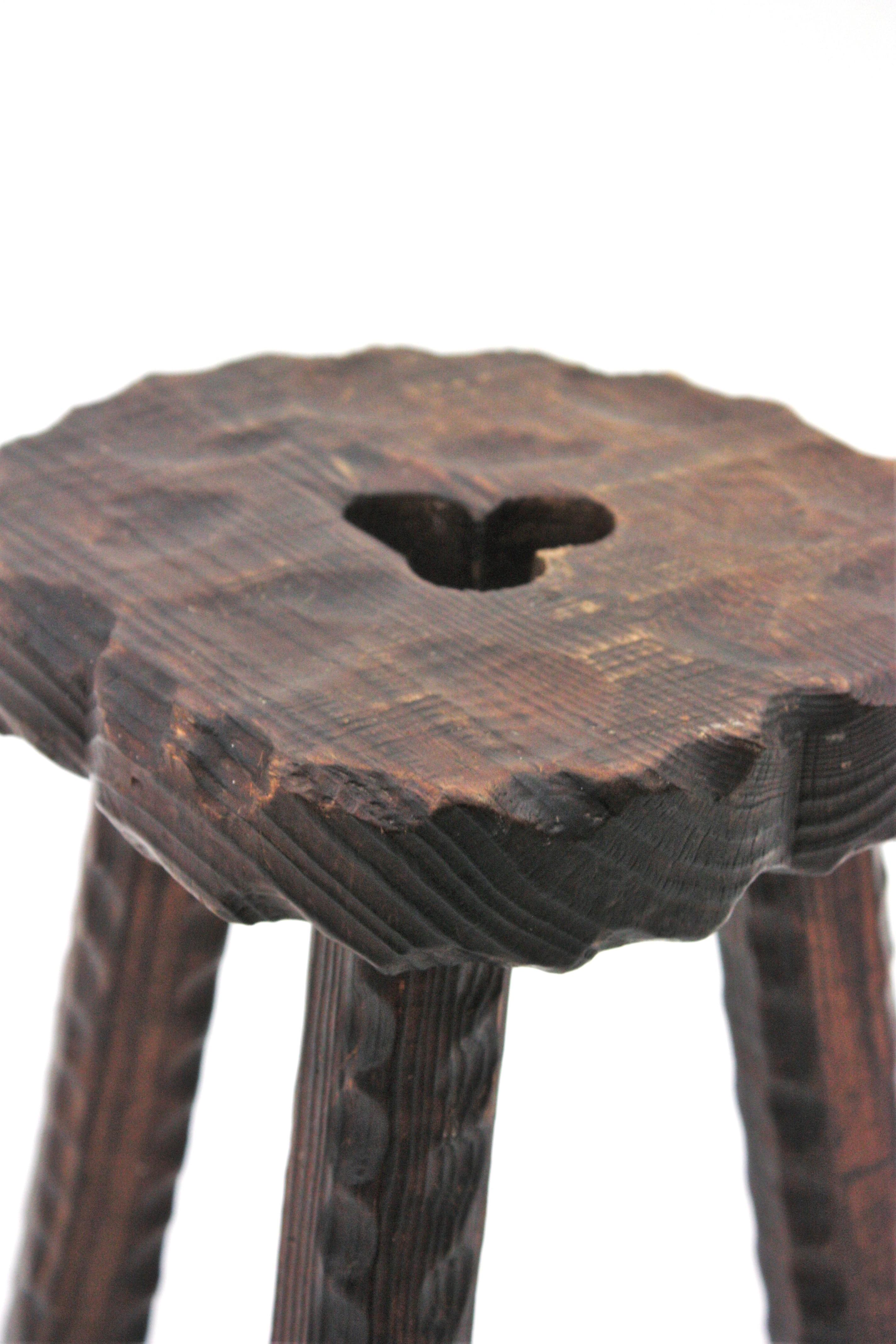 Tabouret/table d'appoint colonial espagnol à trois pieds en bois sculpté, années 1940 en vente 1