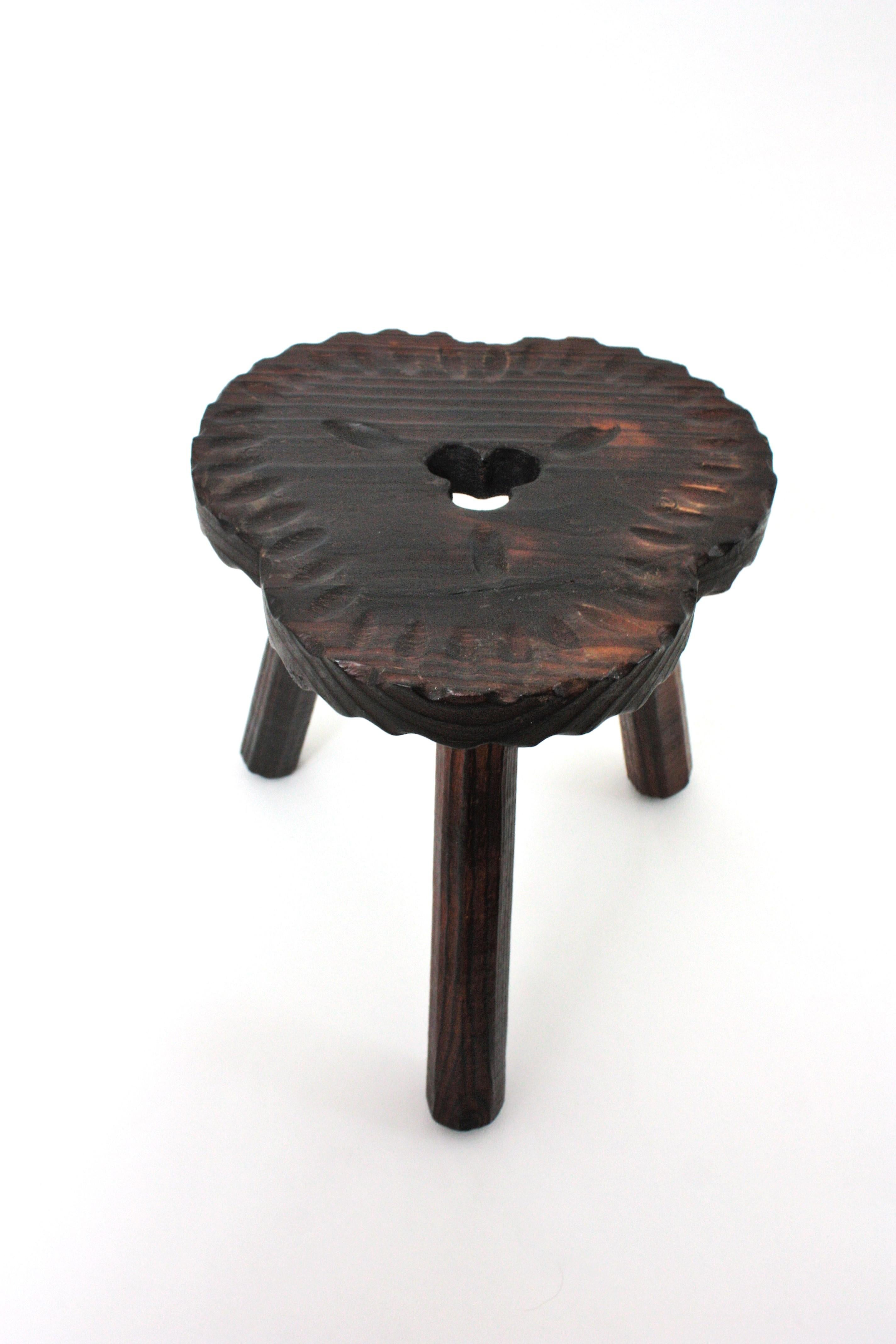 Spanish Colonial Tripod Stool / Side Table in Carved Wood, 1950s For Sale 8