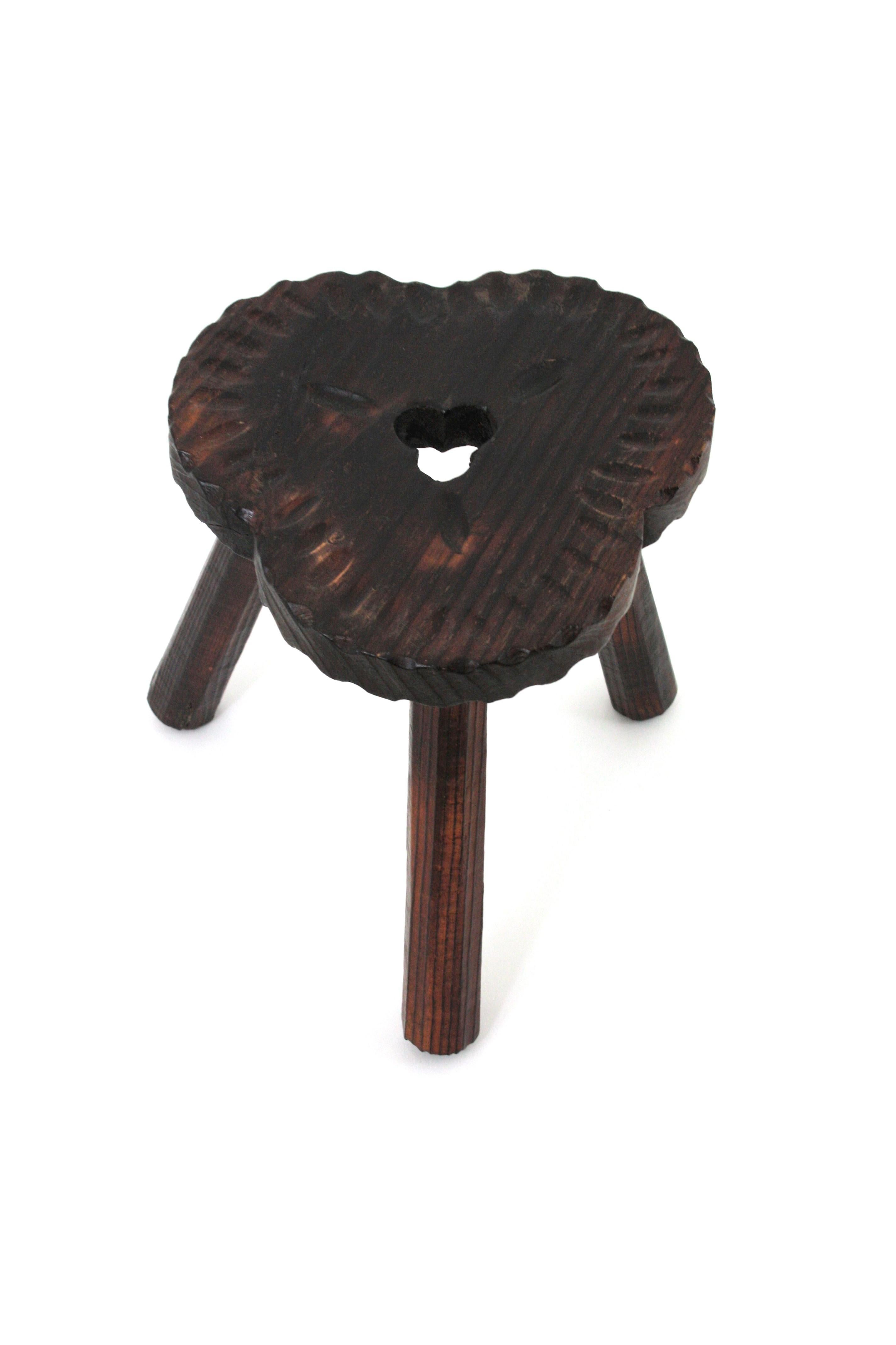 Spanish Colonial Tripod Stool / Side Table in Carved Wood, 1950s In Good Condition For Sale In Barcelona, ES