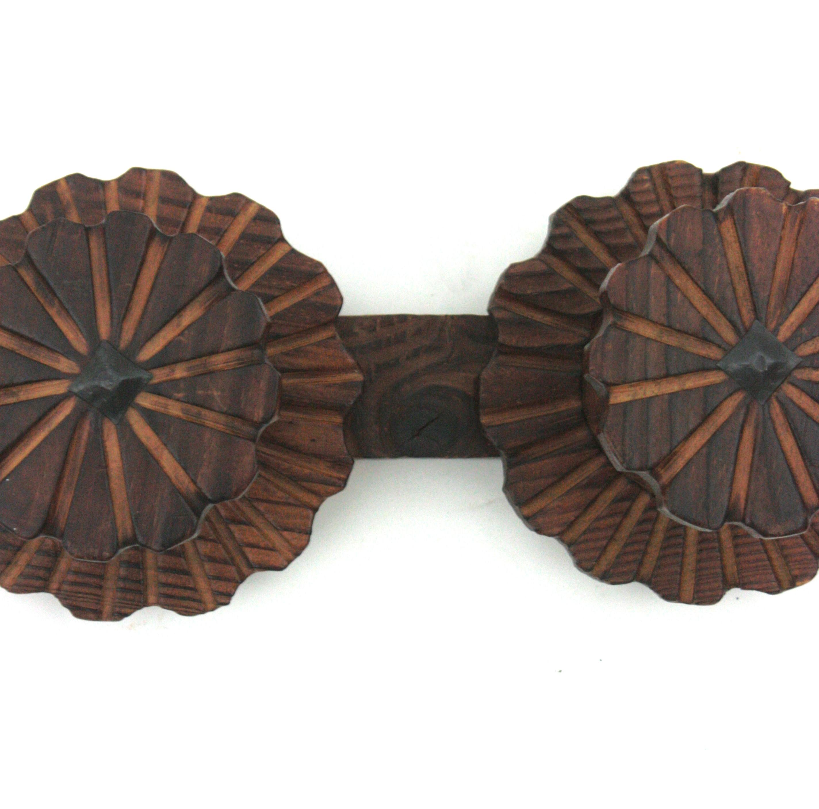 Spanish Colonial Wall Coat Rack  in Carved Wood In Good Condition For Sale In Barcelona, ES