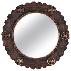 Specchio da parete coloniale spagnolo in Wood Wood intagliato con fiori in metallo