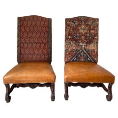 Paire de chaises coloniales espagnoles en noyer recouvertes de cuir et de tapisserie années 1940