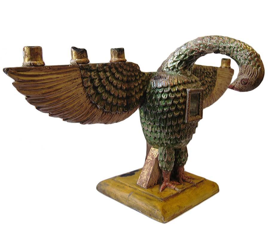 Candelabro de madera tallada y policromada del siglo XIX en forma de águila, con espejo incrustado.

Medidas:
Longitud: 35,5
Profundidad: 12
Altura: 17,5