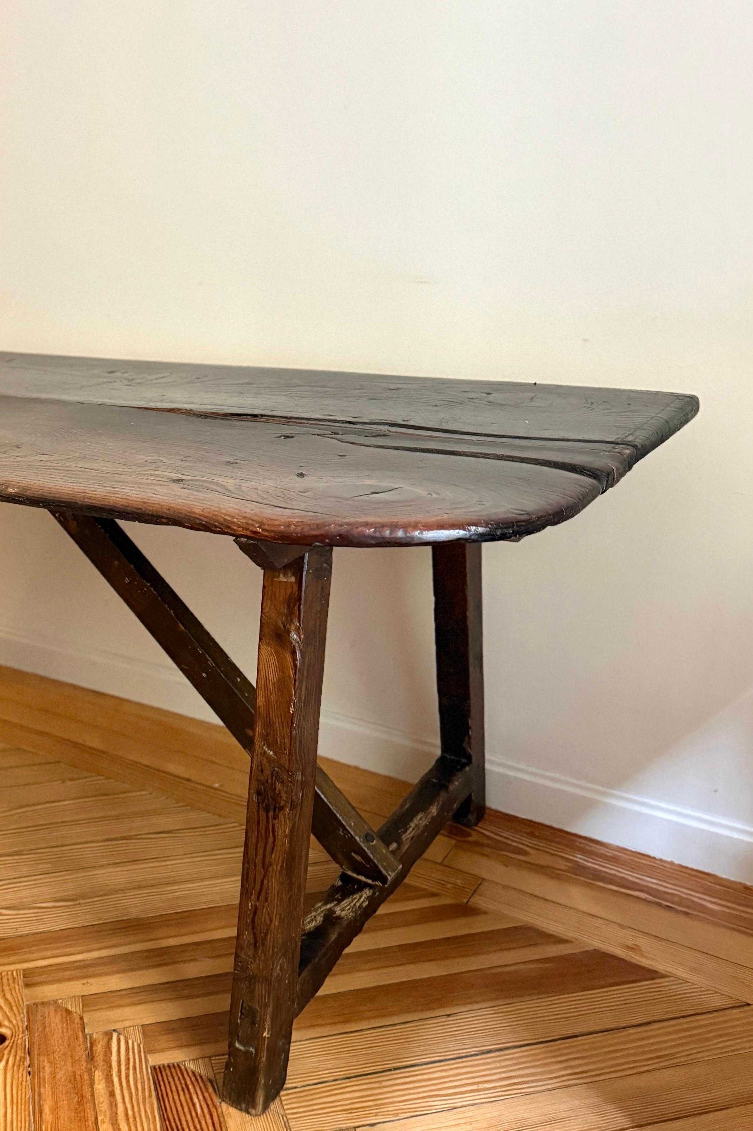 Konsole aus massivem Kastanienholz. Spanien, 18. Jahrhundert.

Höhe: 72cm
Länge: 185 cm
Breite: 75 cm