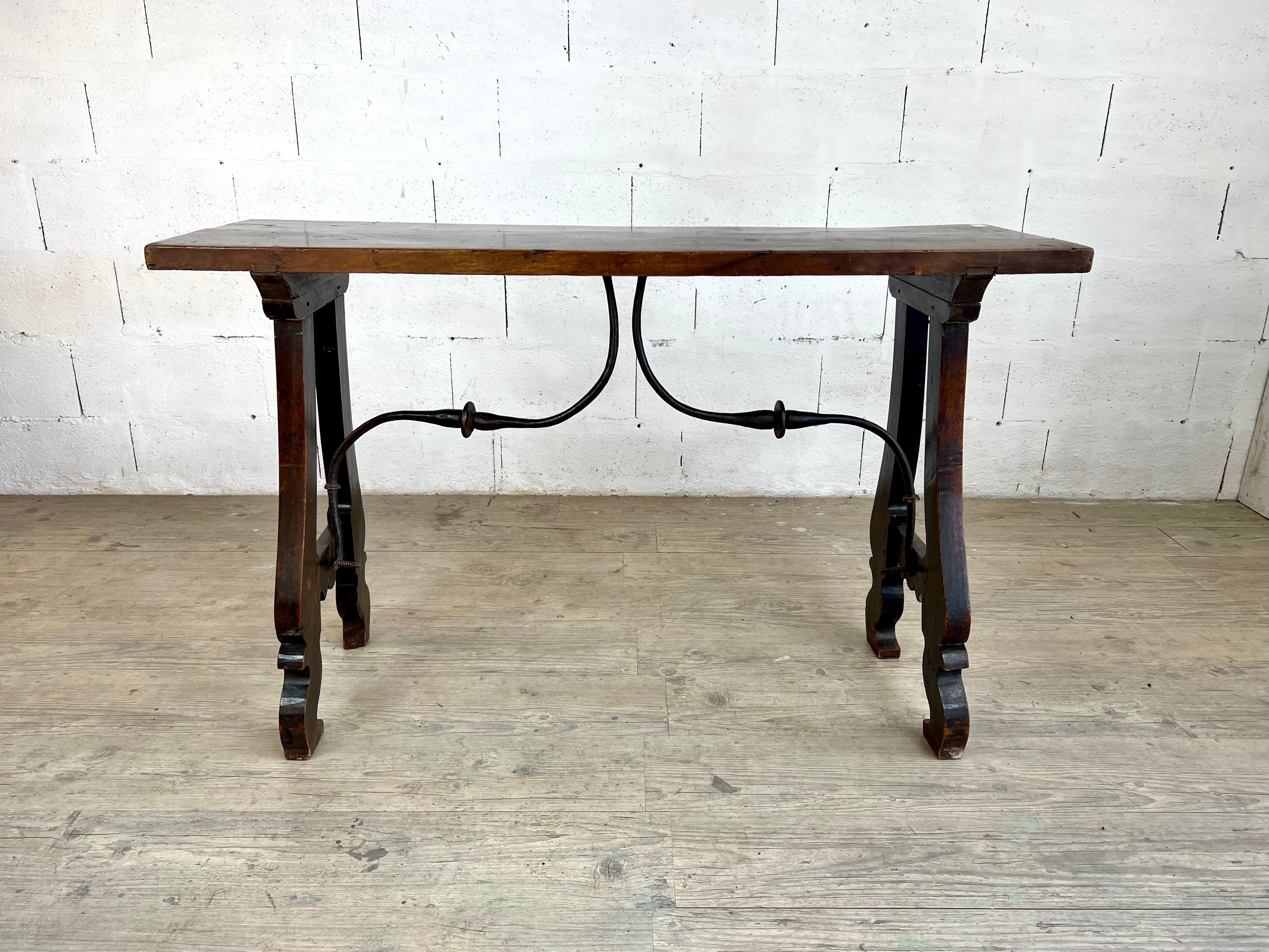 Crafted in the 17th century, this Spanish console table showcases the timeless elegance of waxed walnut. The rich, warm tones of the wood highlight its fine grain, giving the piece depth and character. Measuring 127 cm in length, 80 cm in height,