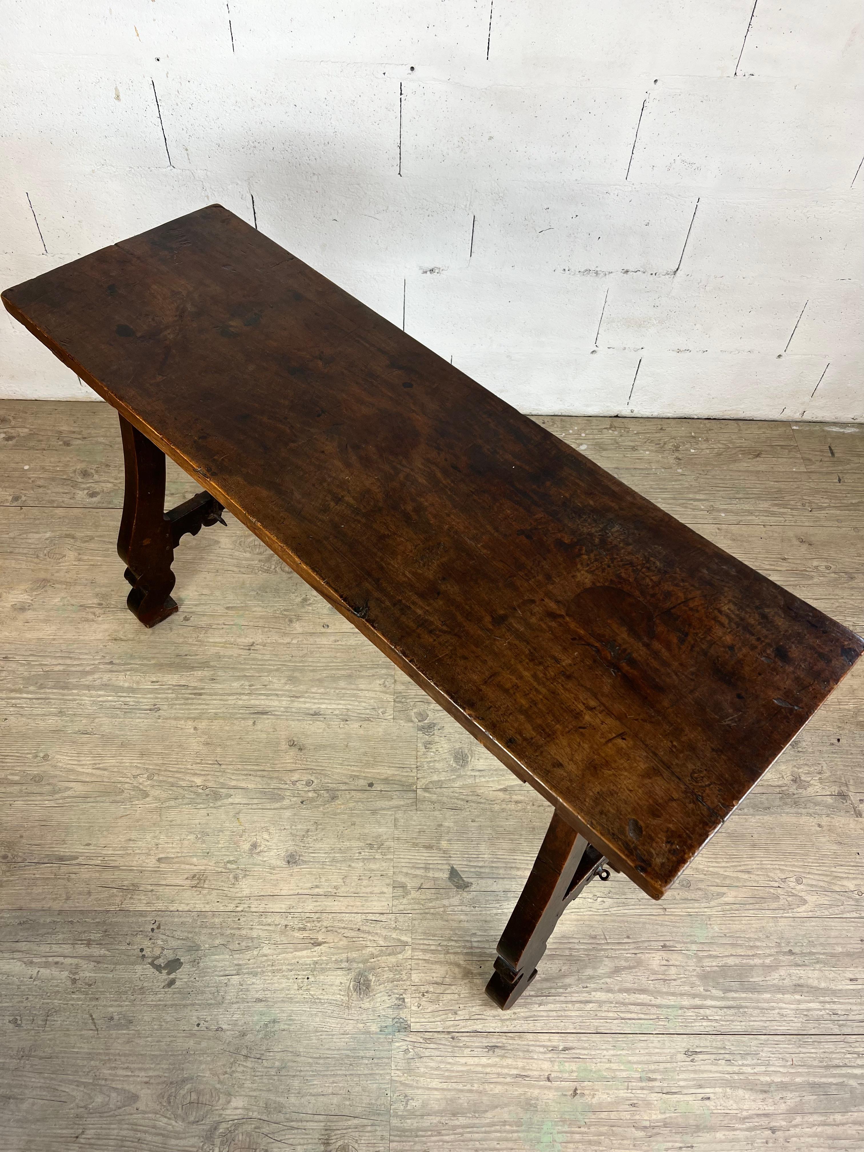 Spanish console in massive walnut waxed and iron legs late XVIIth In Good Condition For Sale In PARIS, FR