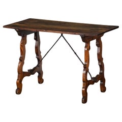 Spanischer Konsolen- oder Trestle-Tisch aus patiniertem Nussbaumholz mit Metallriemen-Stützen