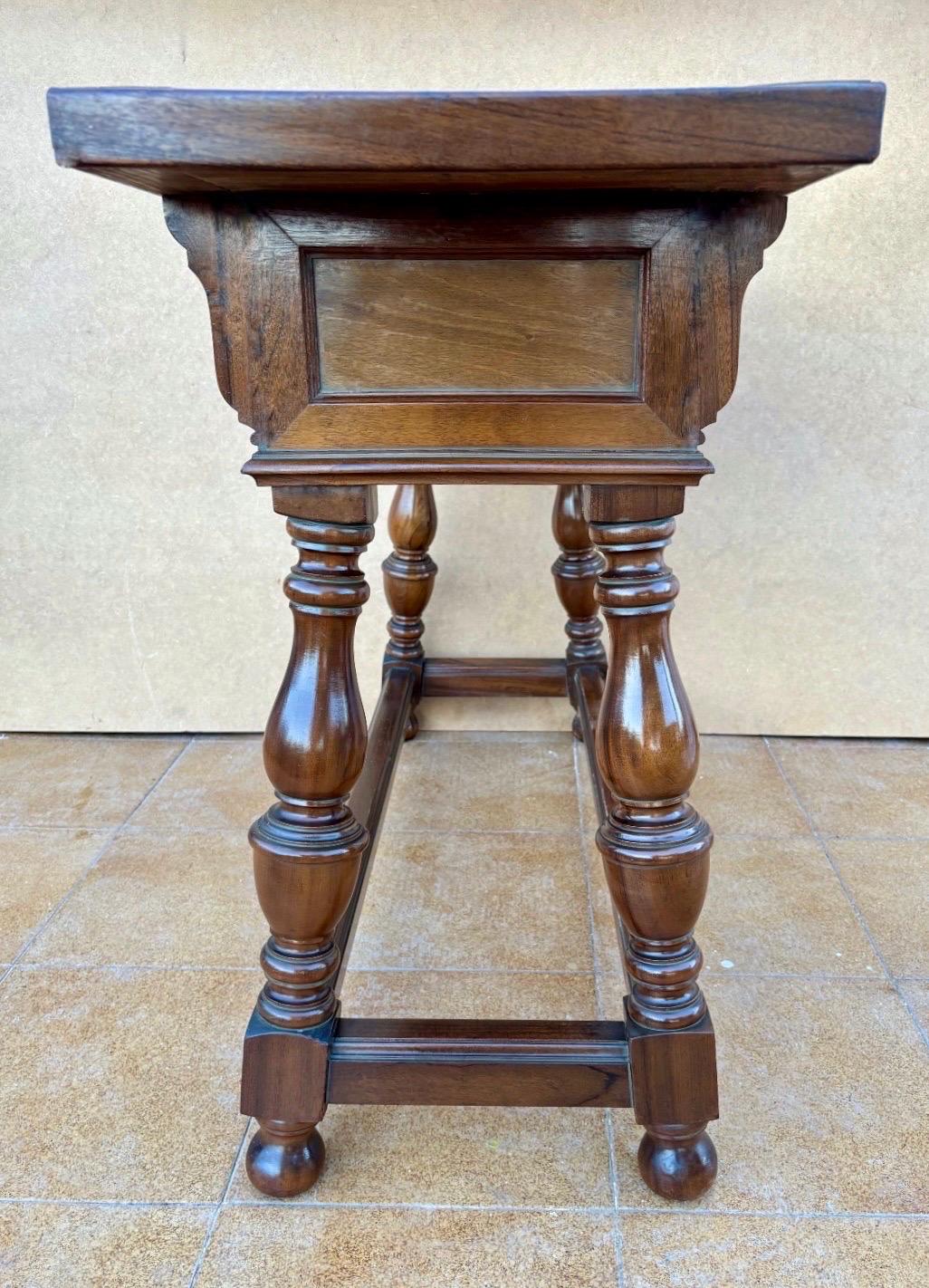 Spanish Console Table From The Early 20th Century With 2 Drawers And Turned Legs For Sale 1
