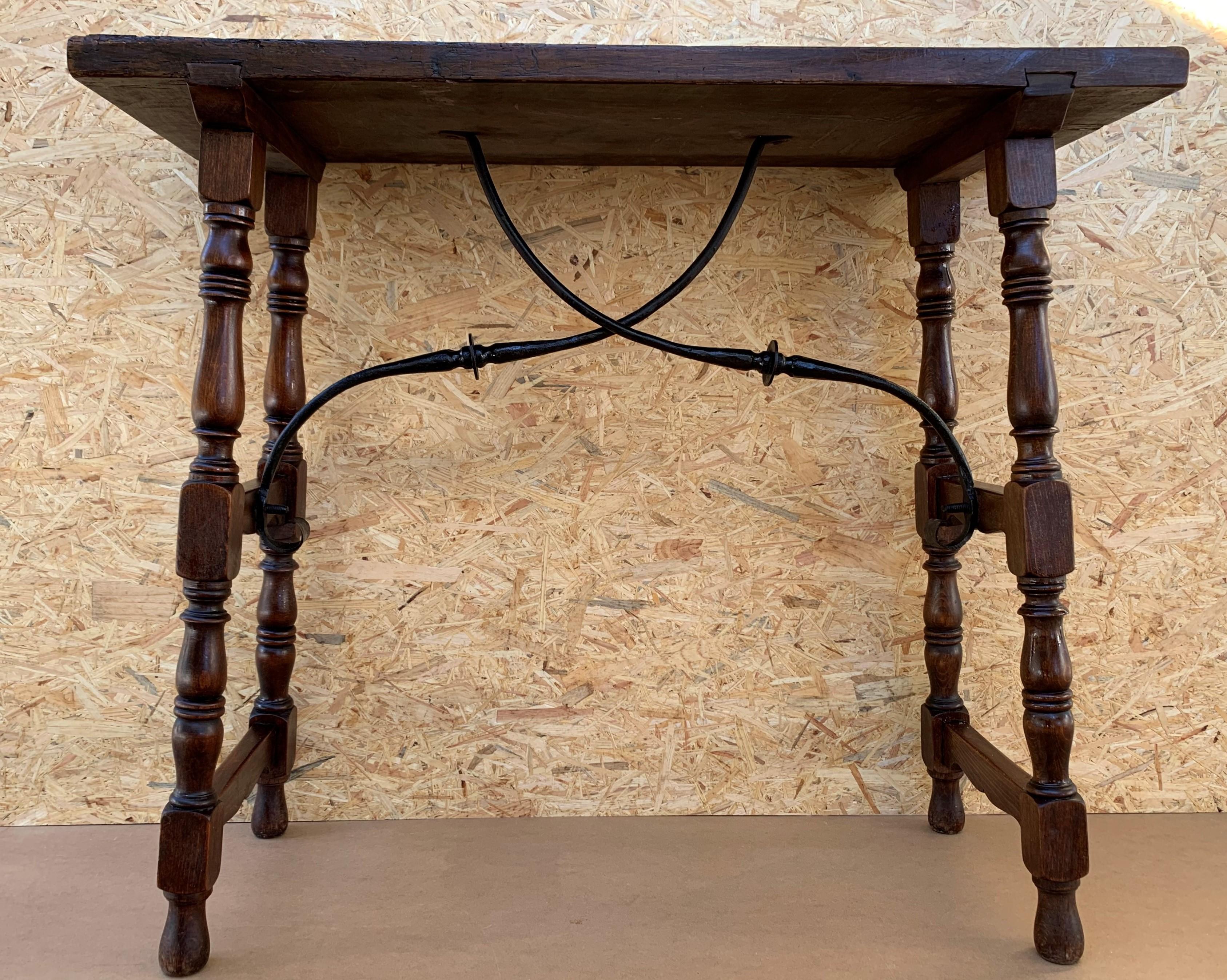 19th century Spanish console table with iron stretcher.
Beautiful turned legs.
Side table. Baroque
completely restored.
