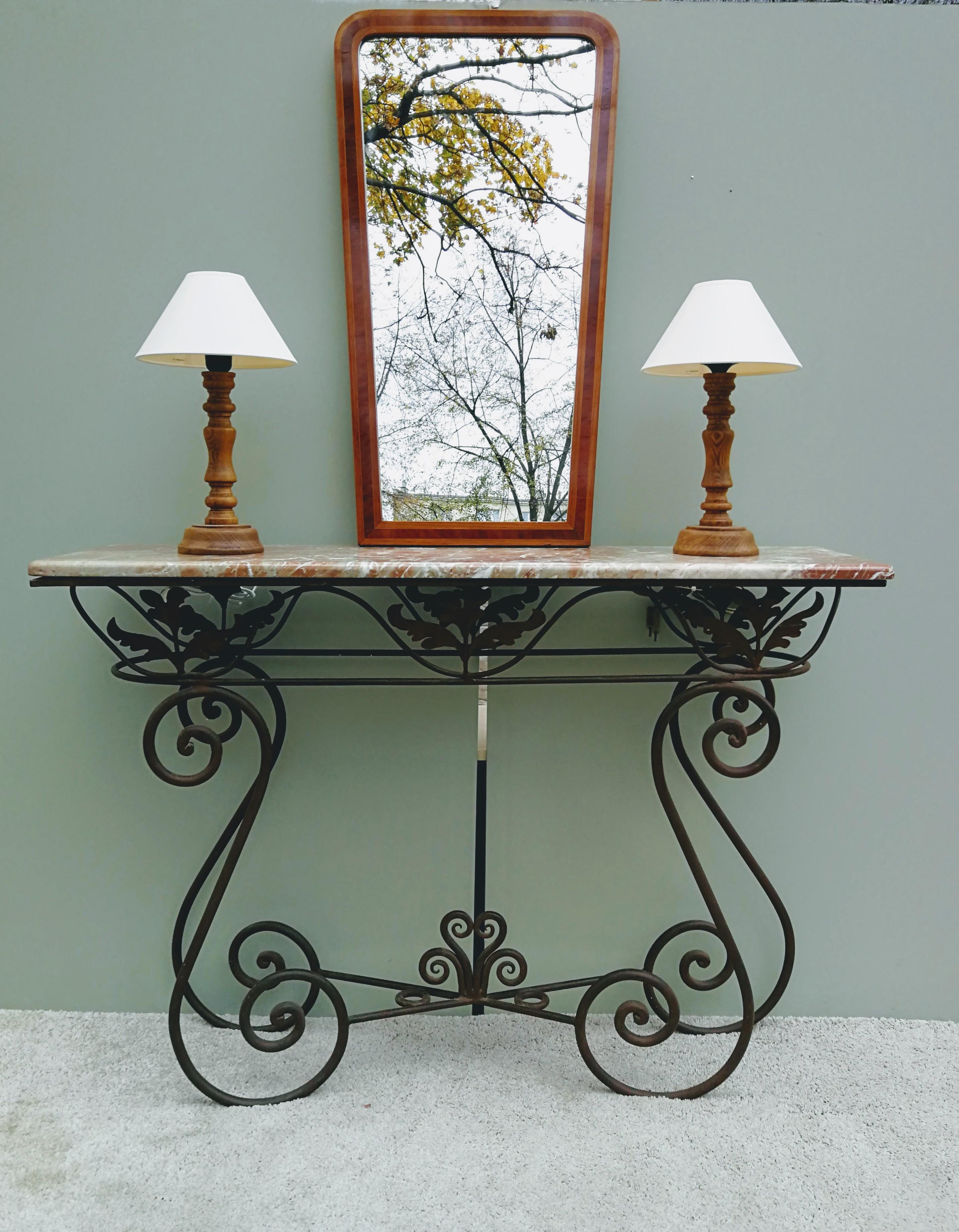 A decorative piece of furniture in the Spanish style, with a finely forged base decorated with motifs of stylized leaves and a countertop made of marble. The delicate, openwork form gives the impression of extraordinary lightness.
The manual