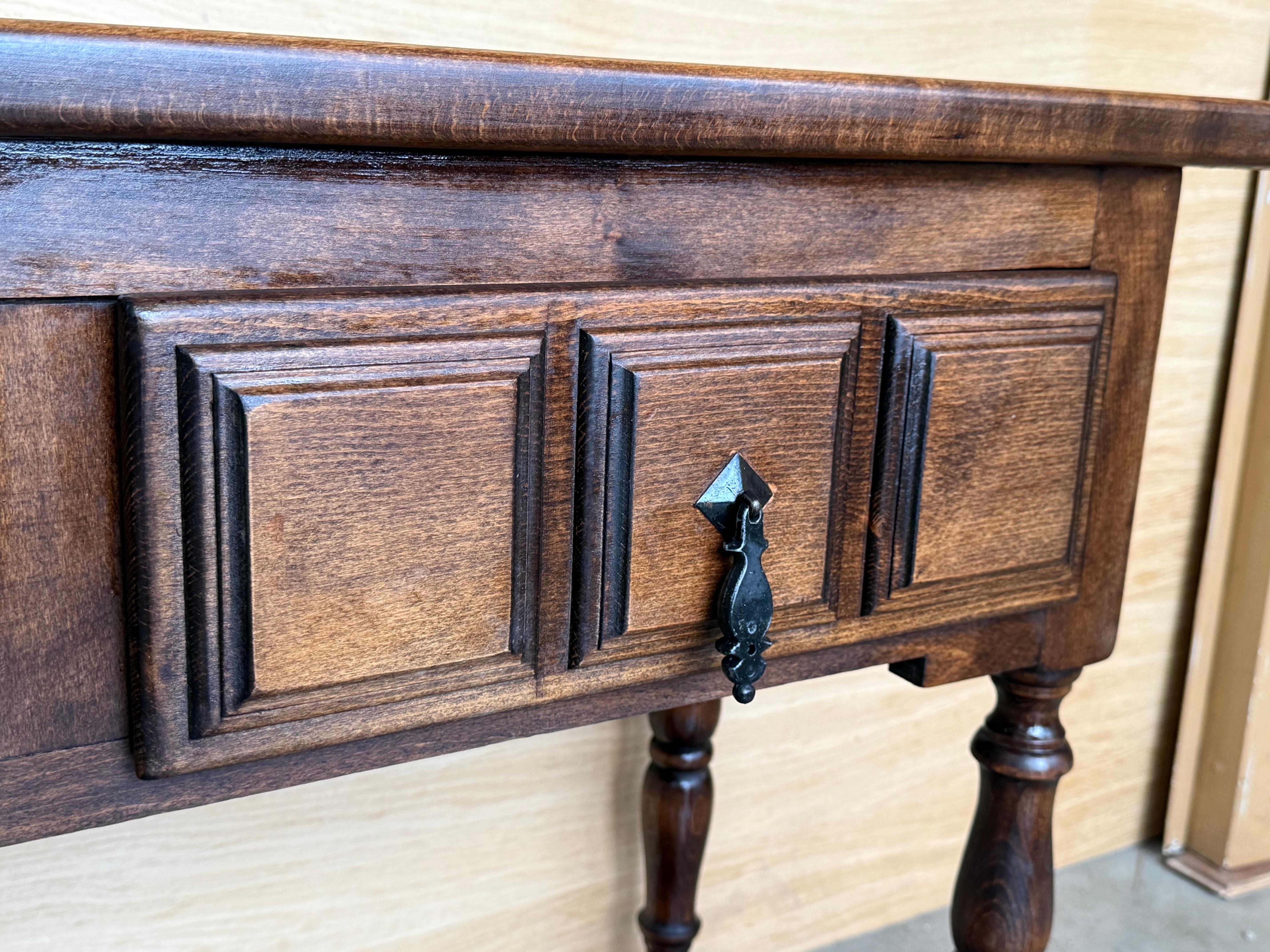 Tavolo da console spagnolo con due cassetti intagliati, anni '1900 in vendita 3