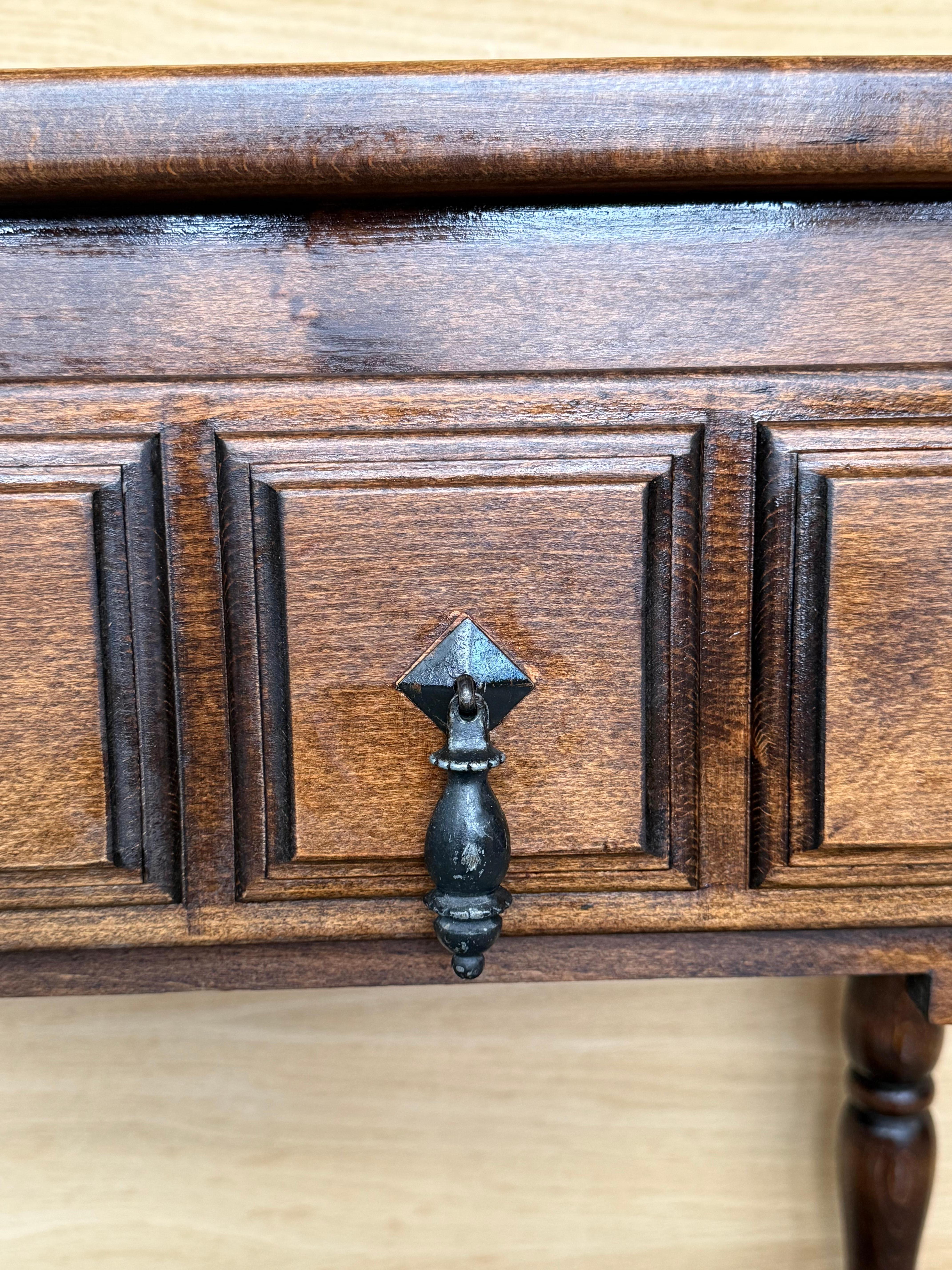 Tavolo da console spagnolo con due cassetti intagliati, anni '1900 in vendita 4