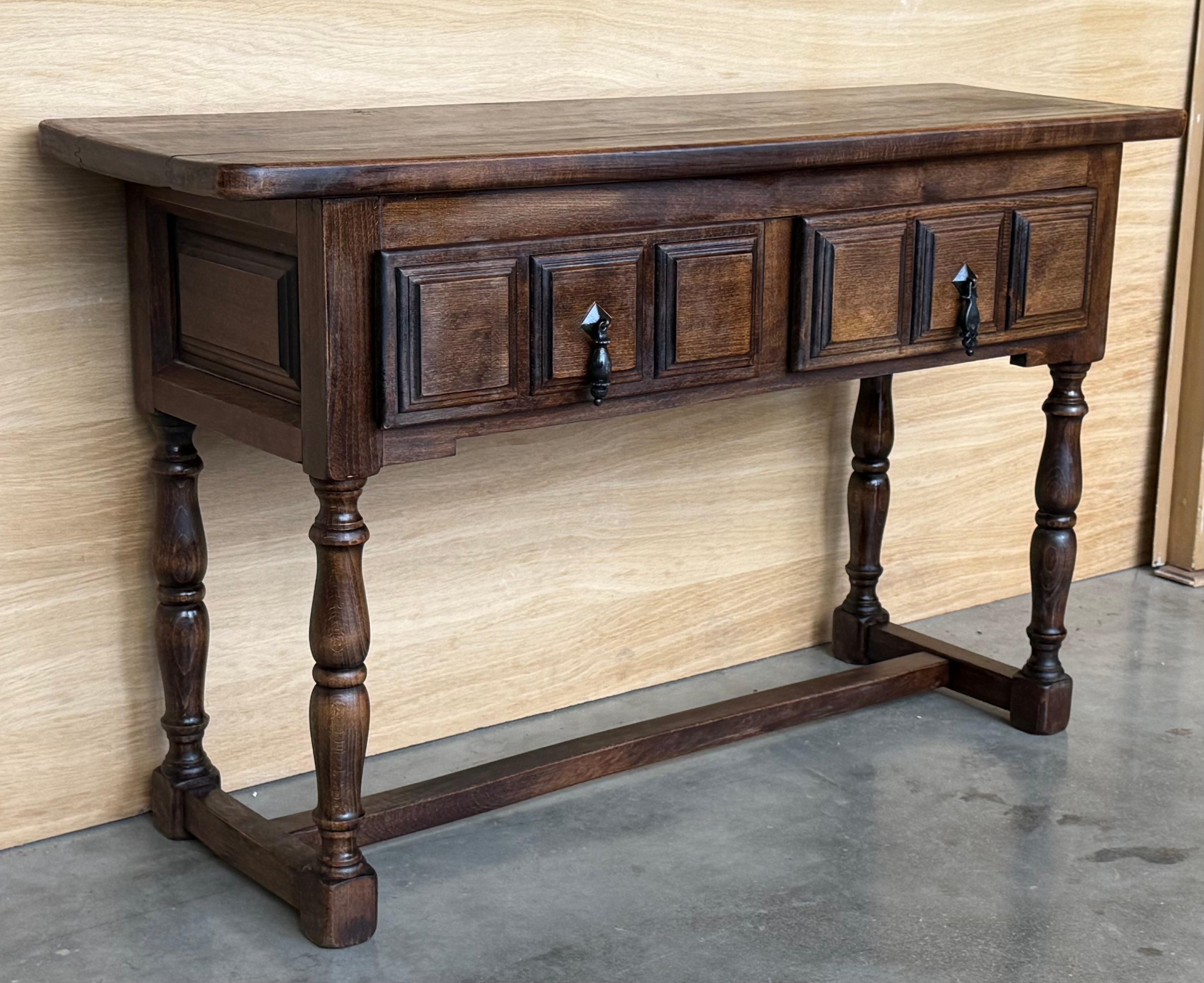 Spagnolo Tavolo da console spagnolo con due cassetti intagliati, anni '1900 in vendita