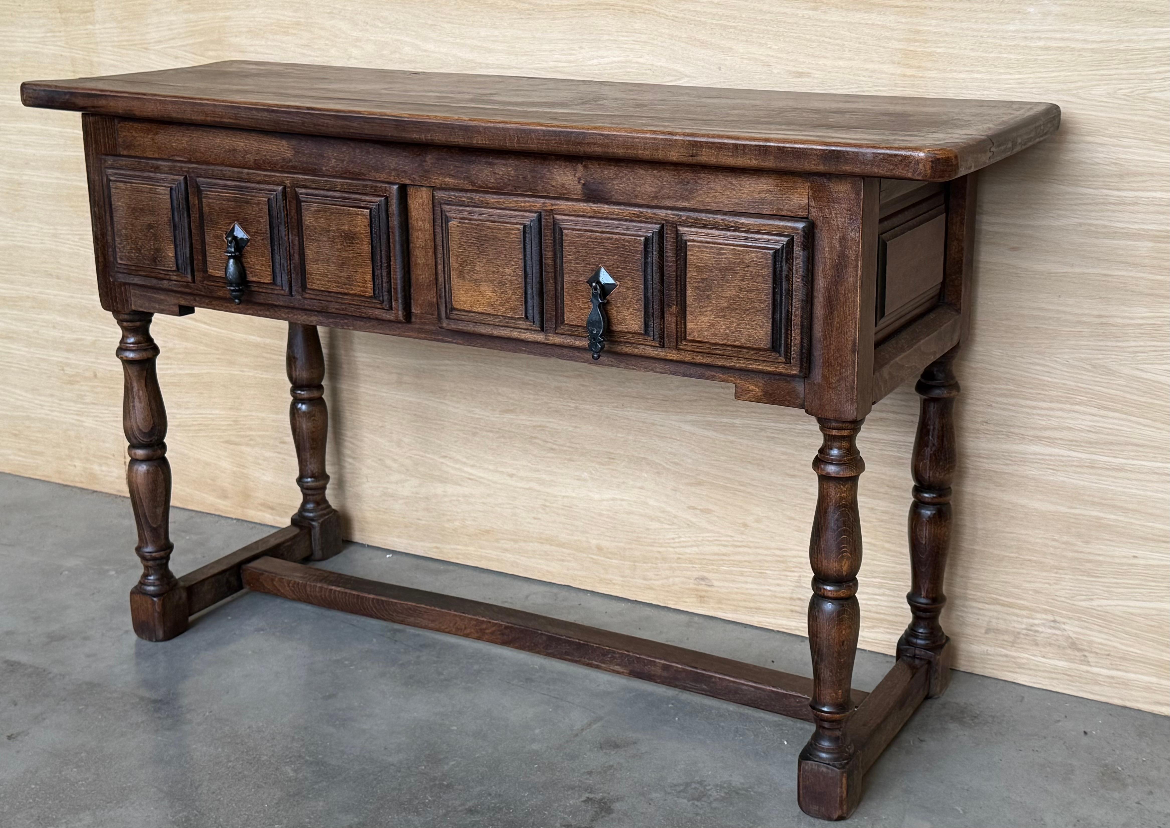 Tavolo da console spagnolo con due cassetti intagliati, anni '1900 In condizioni buone in vendita a Miami, FL