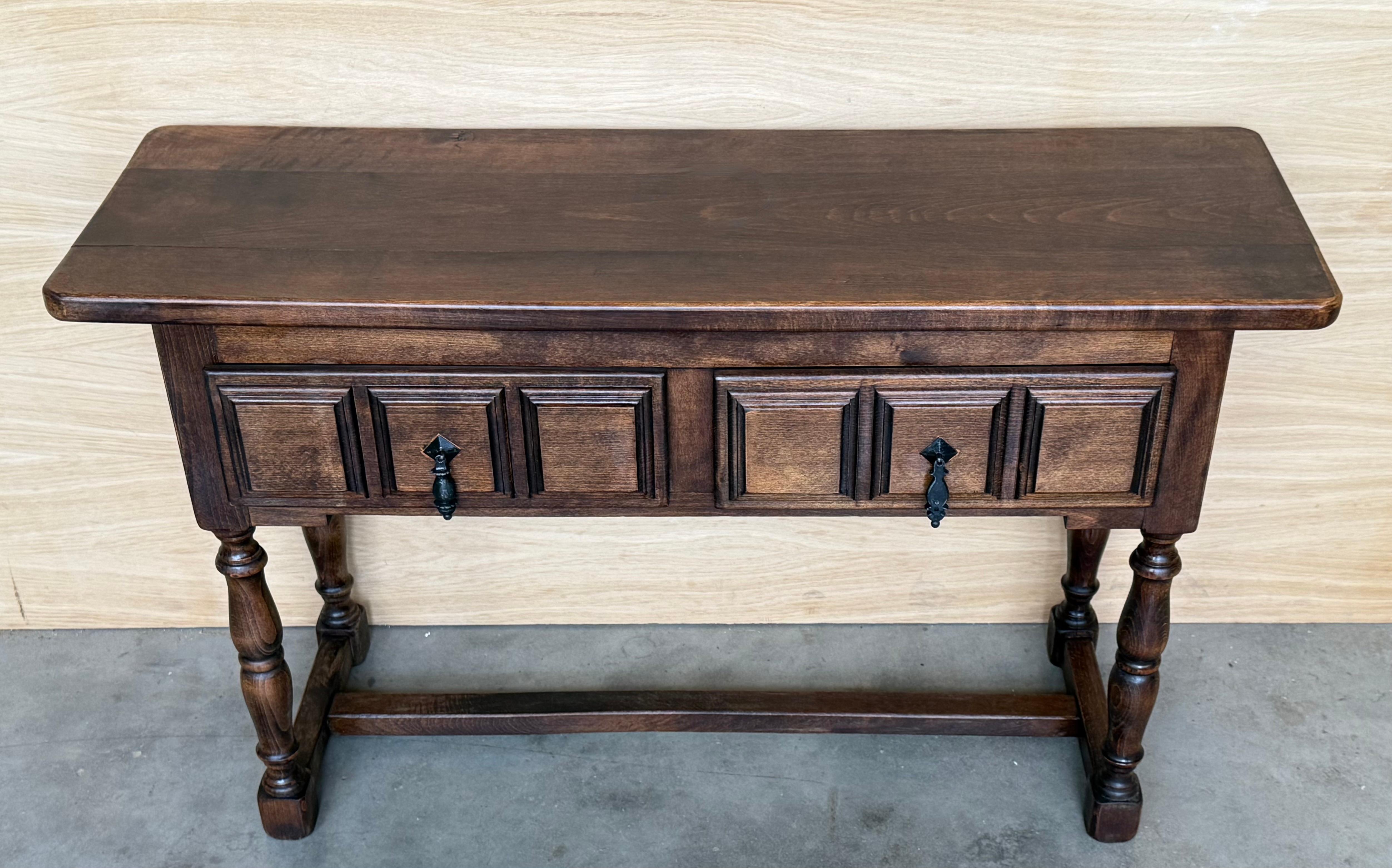 XX secolo Tavolo da console spagnolo con due cassetti intagliati, anni '1900 in vendita