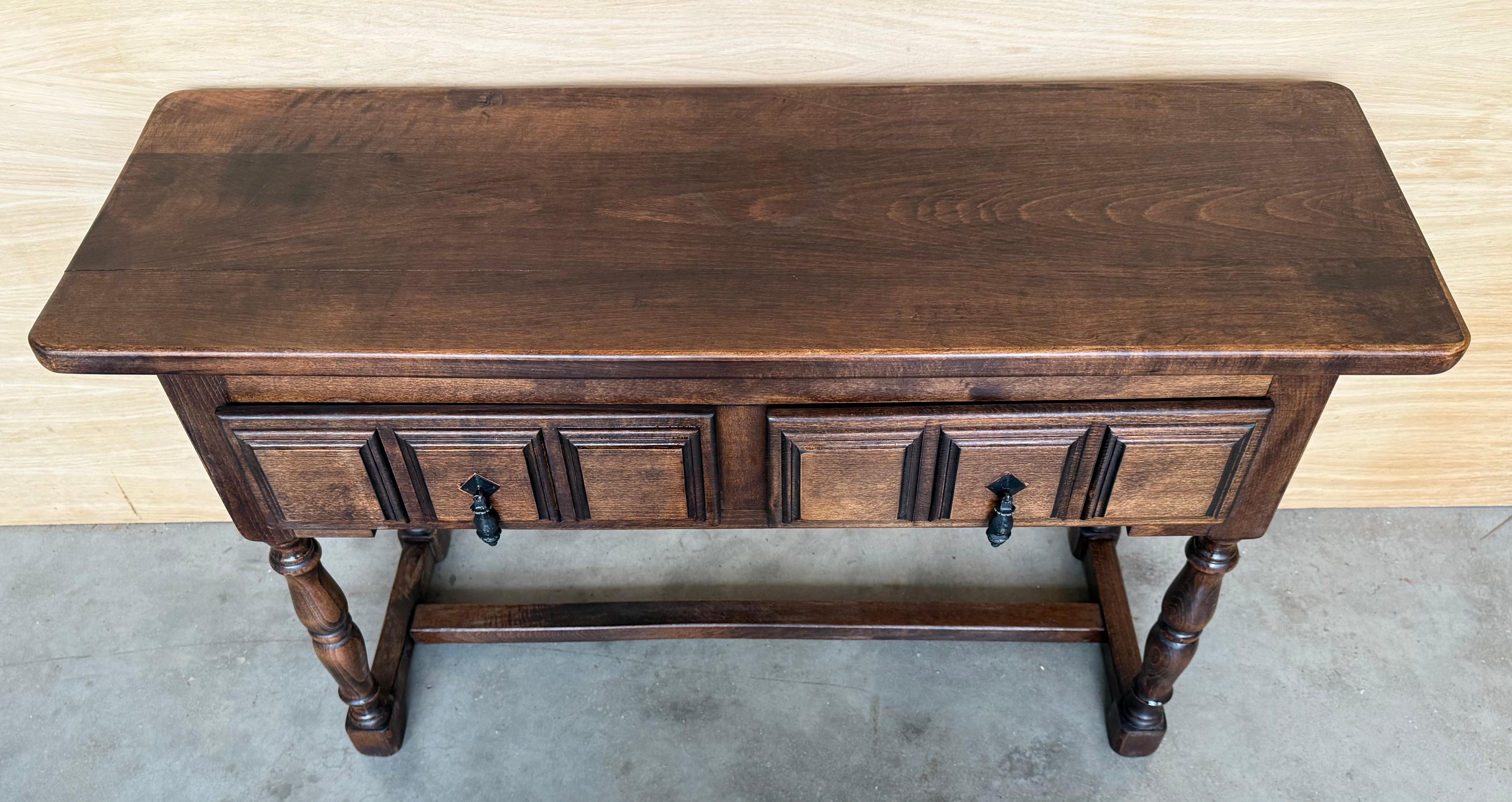 Noce Tavolo da console spagnolo con due cassetti intagliati, anni '1900 in vendita