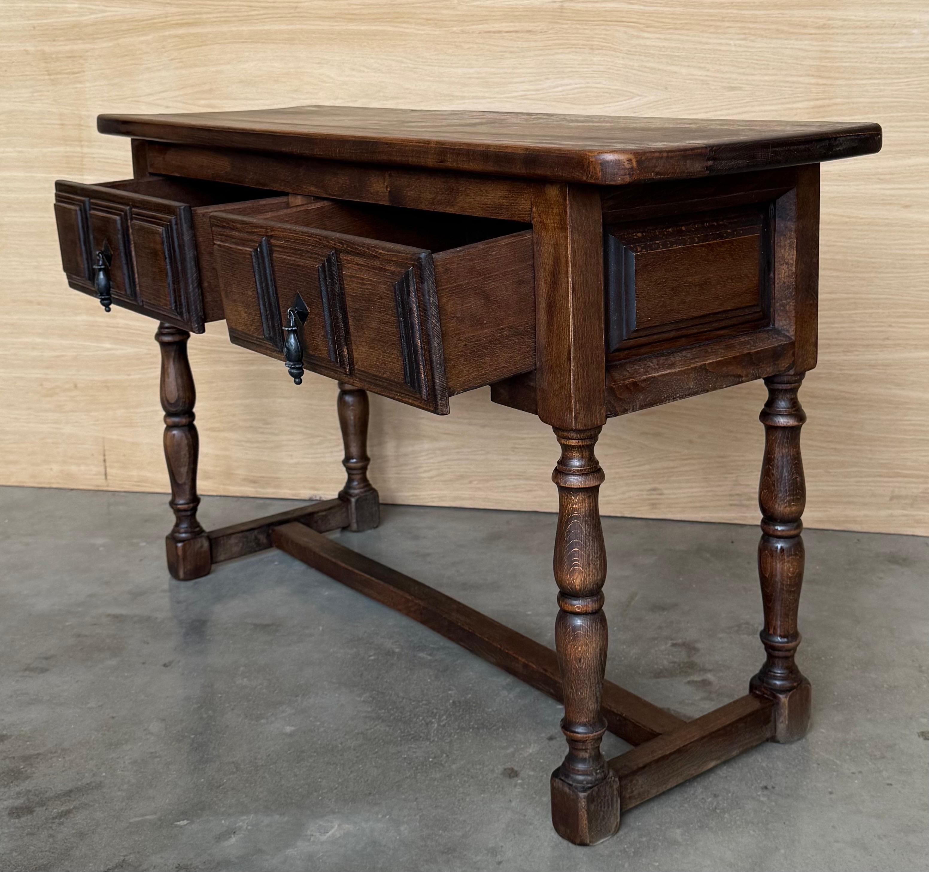 Tavolo da console spagnolo con due cassetti intagliati, anni '1900 in vendita 1