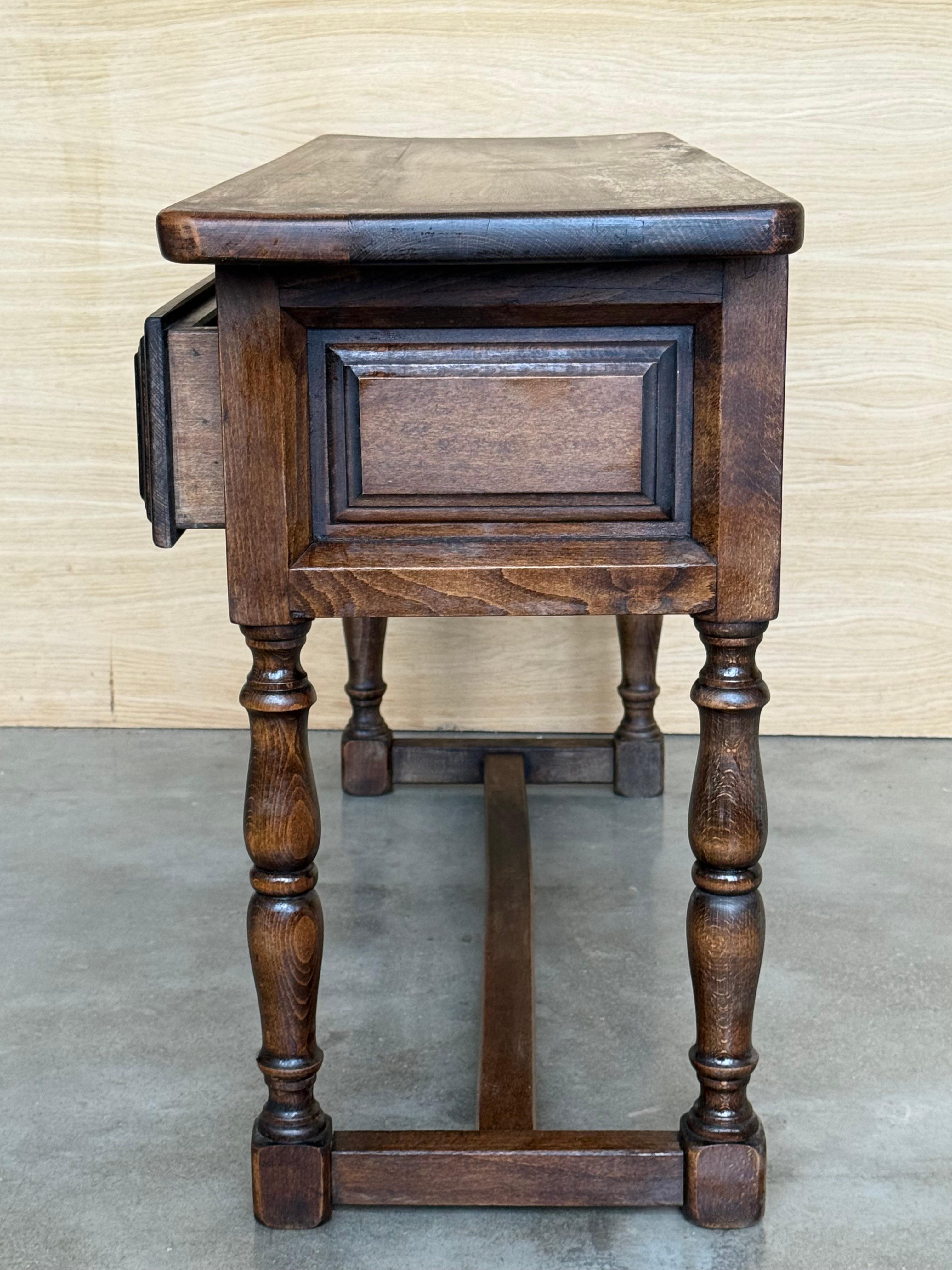 Tavolo da console spagnolo con due cassetti intagliati, anni '1900 in vendita 2