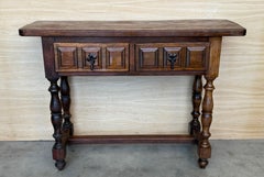 Table console espagnole avec deux tiroirs sculptés, années 1940