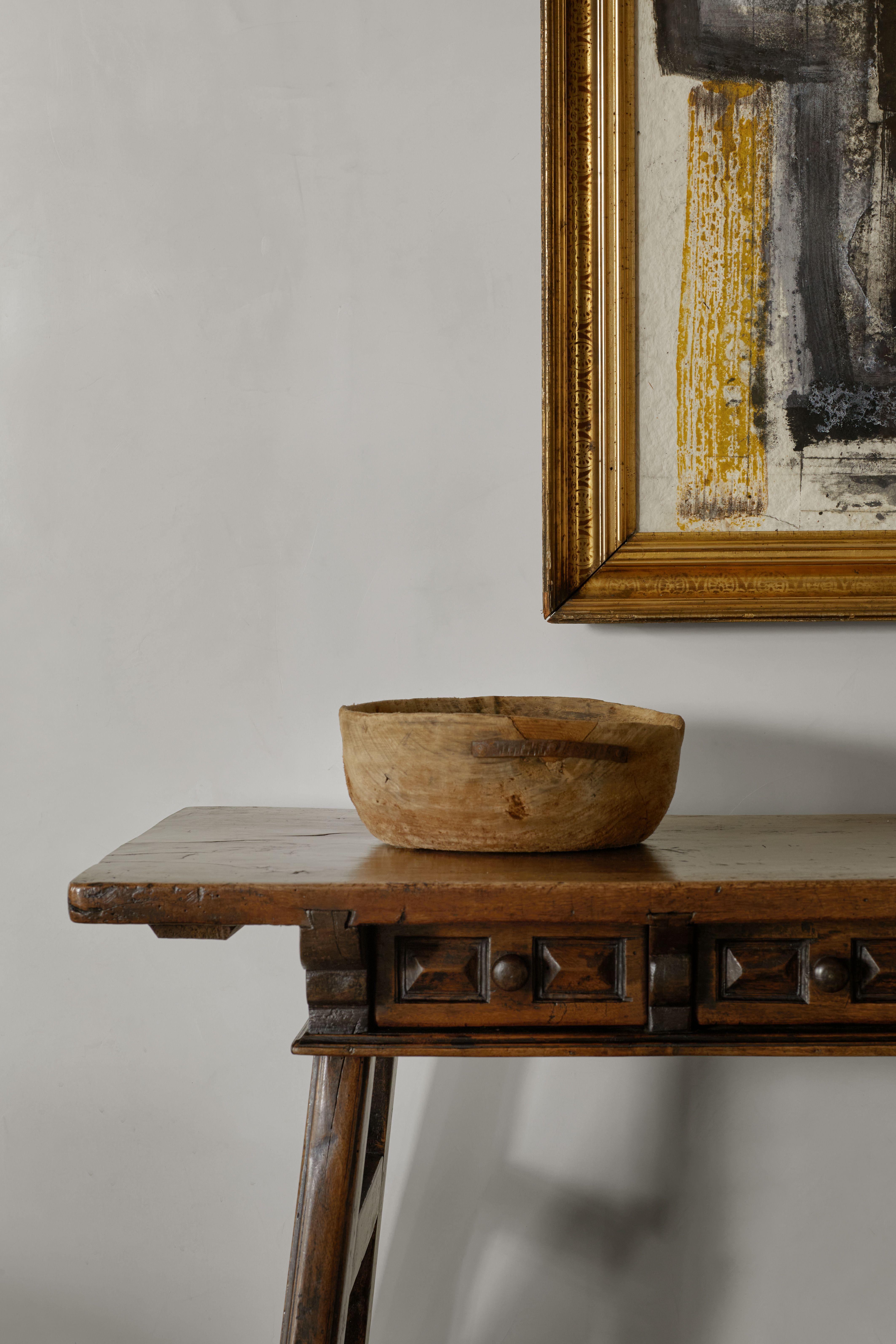 18. Jh. Spanisch Schöner rustikaler Tisch mit geschnitzten Beinen und Schubladen (18. Jahrhundert und früher) im Angebot