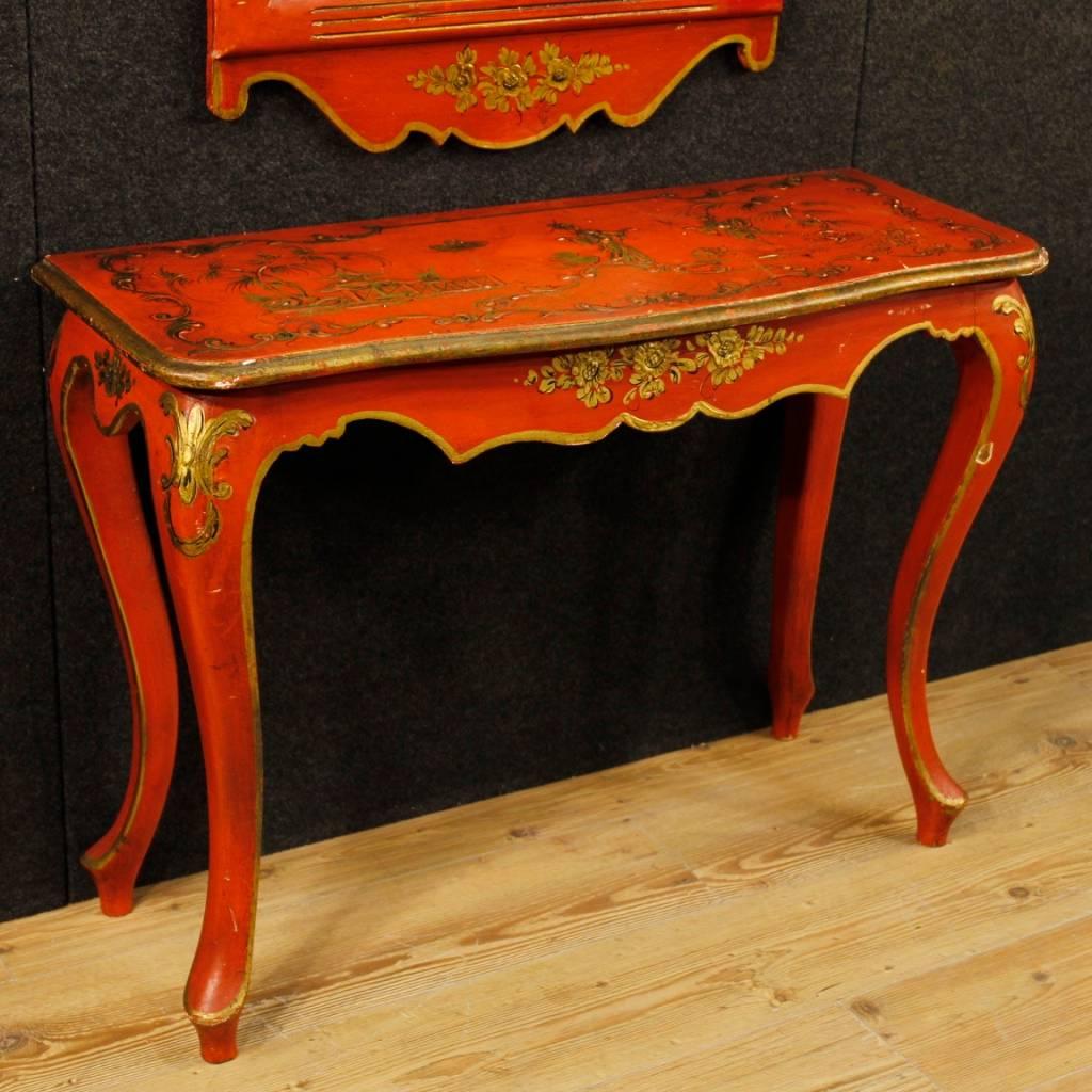 Console with mirror, Spain, from the second half of the 20th century. Furniture in wood and plywood elements richly gilded and lacquered with chinoiserie decorations. Console table with top of discrete measure and service. Mirror of great size and