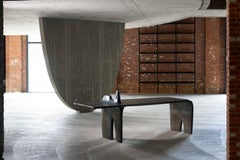 Table espagnole contemporaine en bois de noyer ibérique bleu indigo par Jordi Sarrate