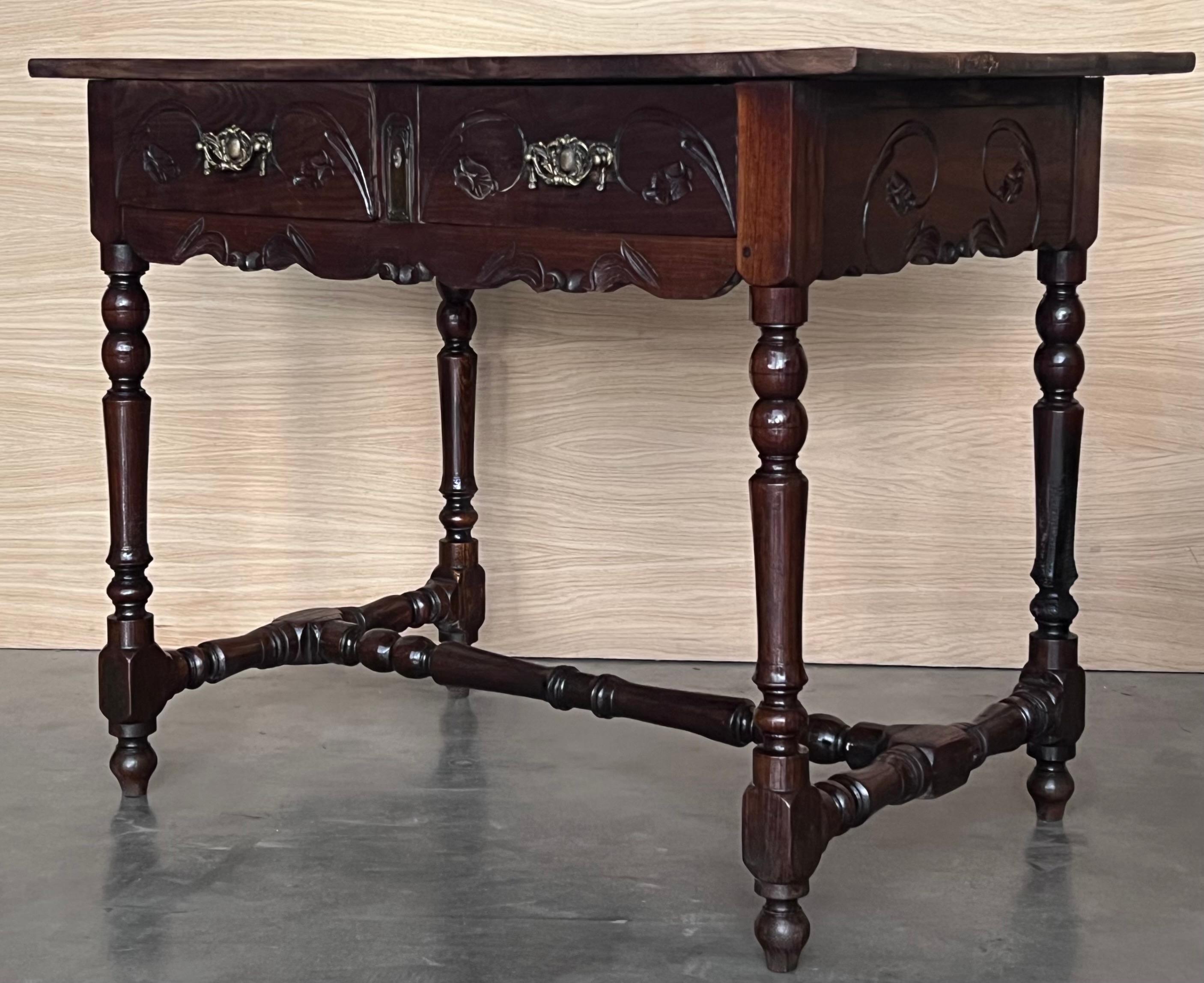 Table d'appoint avec tiroir. Fabriquée en pin ancien appelé 