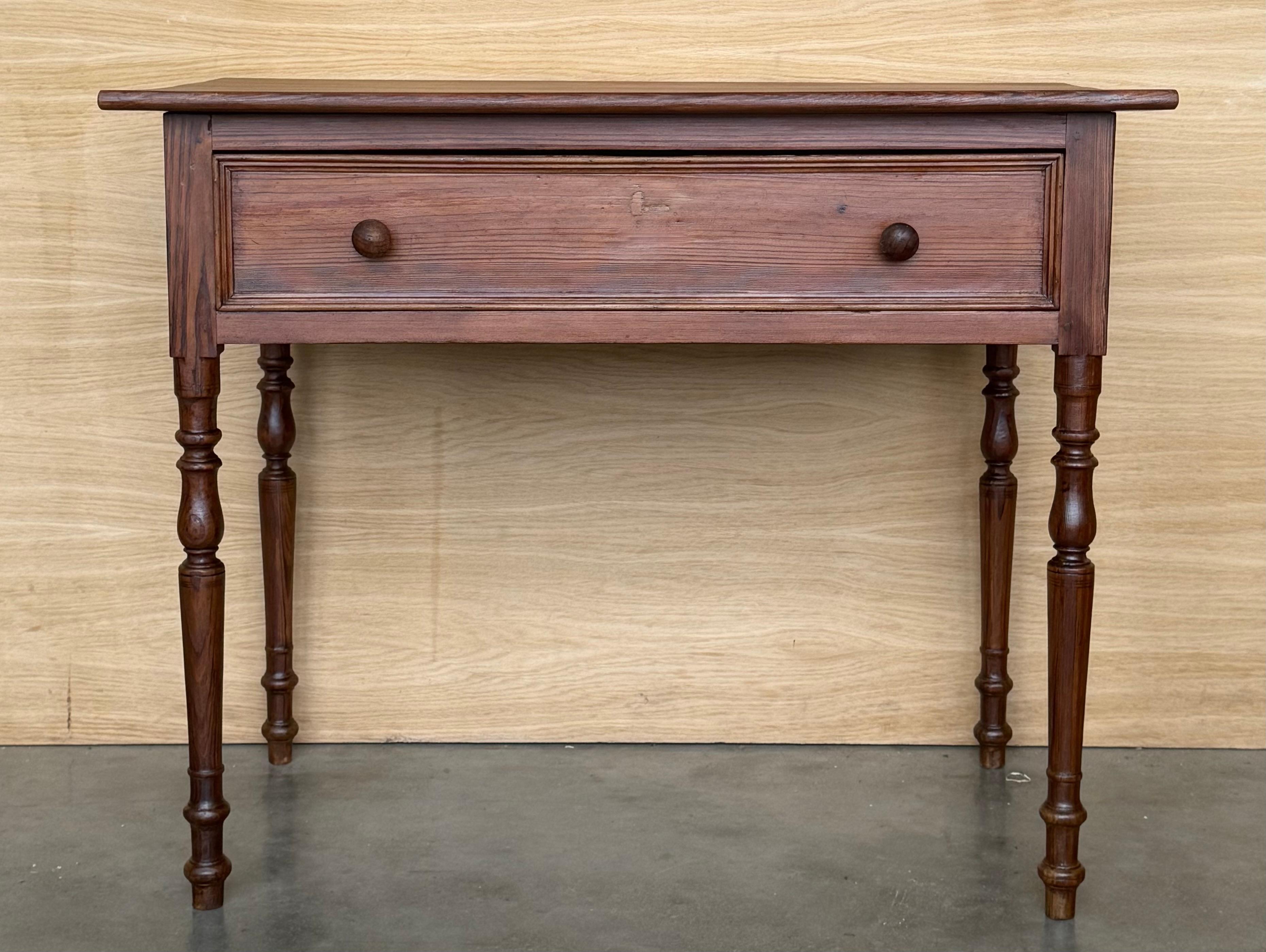 Table d'appoint avec tiroir. Fabriquée en pin ancien appelé 