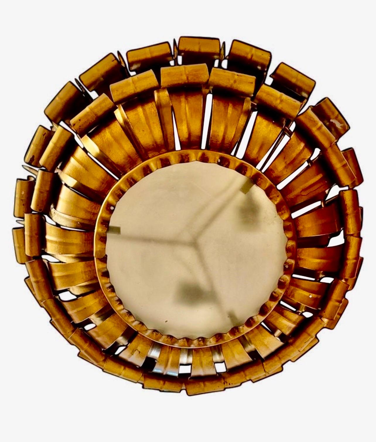 Grande lampe couronne espagnole en métal doré et verre dépoli, Espagne, années 1950. Cadre ou suspension en fer doré du milieu du siècle dernier avec des motifs de feuilles de laurier entourant un diffuseur central en verre dépoli. Fabriqué à la