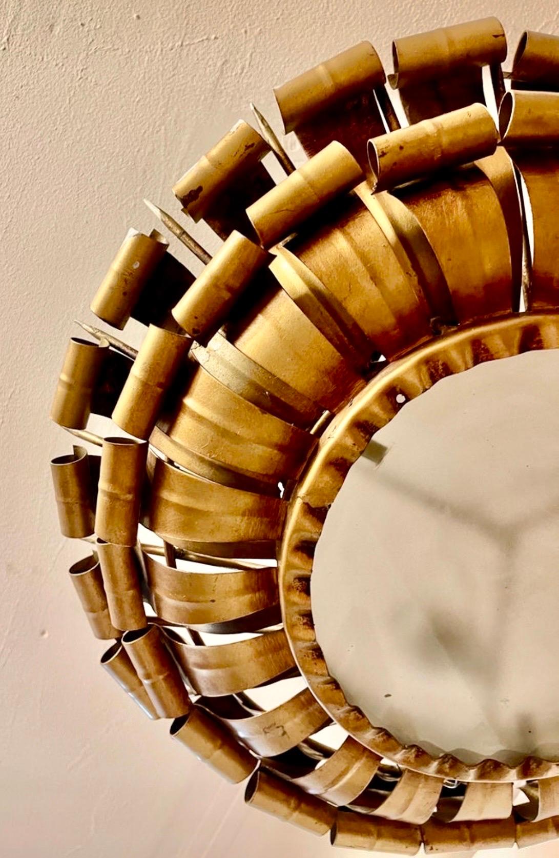 Martelé Couronne espagnole Sunburst 3 unités encastré XL métal doré , circa 1950 en vente