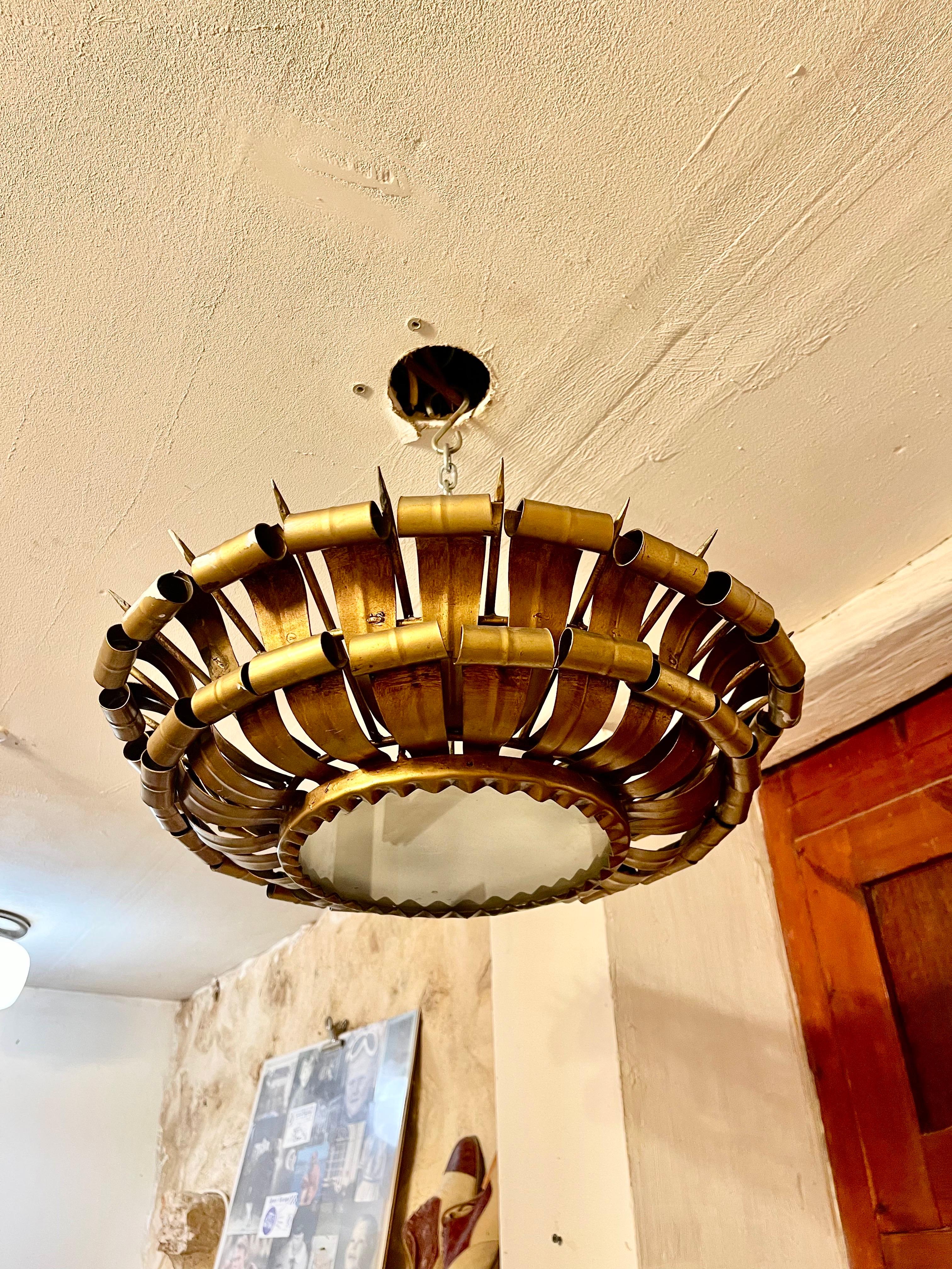 Luminaire à couronne espagnole XL en métal doré et verre dépoli , circa 1950 Bon état - En vente à La xara, VC