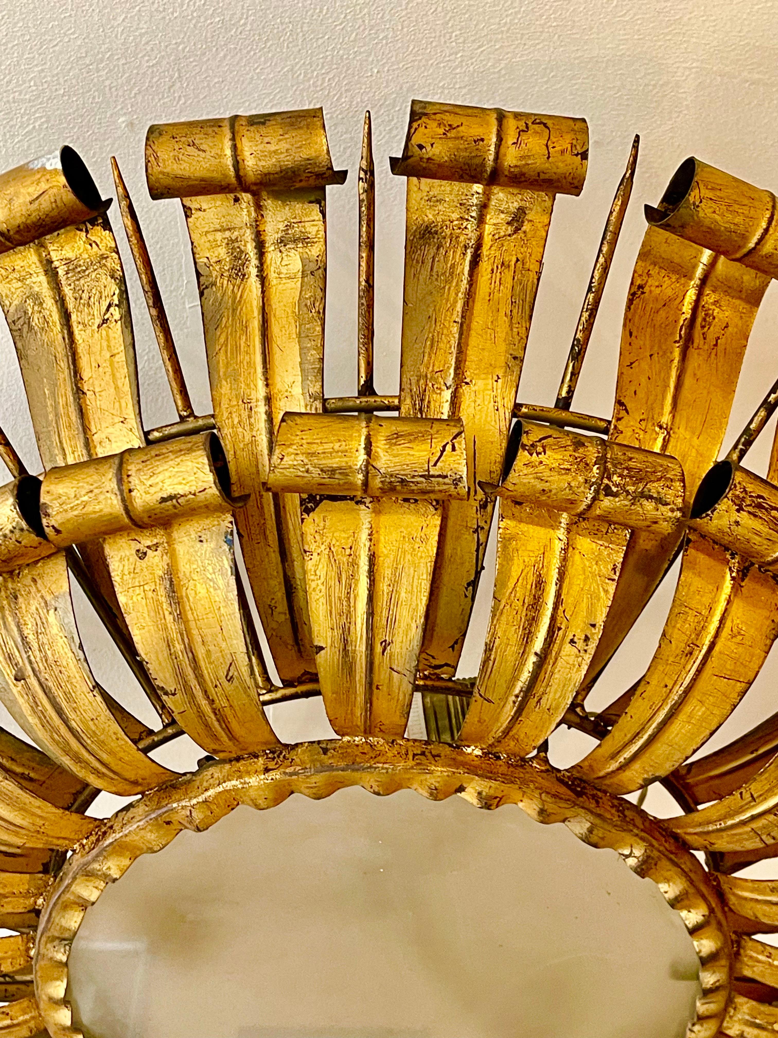 Lámpara española Crown Sunburst XXL en metal dorado y cristal esmerilado , circa 1950 en venta 2
