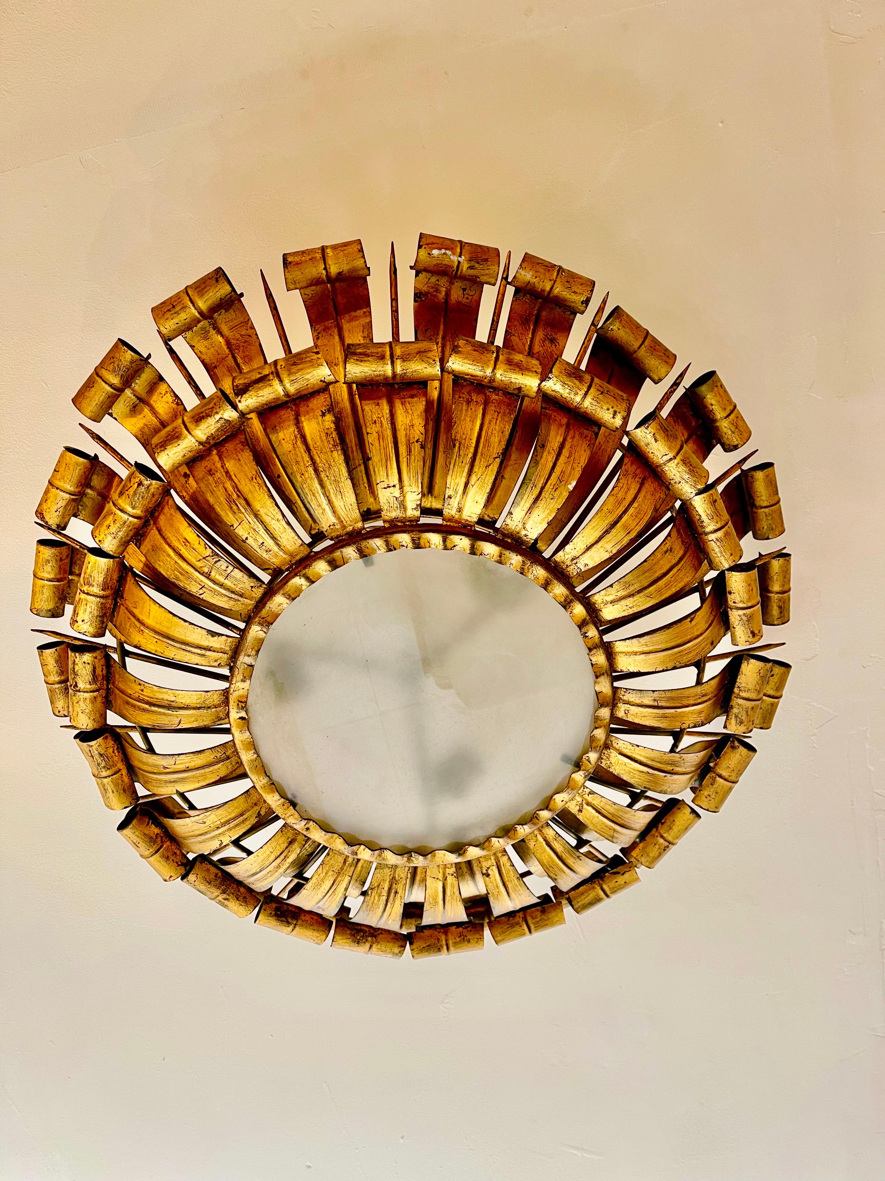 Gran lámpara de corona española en metal dorado y cristal esmerilado, España, años 50. Marco o colgante de hierro dorado antiguo de mediados de siglo con motivos de hojas de laurel que rodean un difusor central de cristal esmerilado. Hecho a mano en