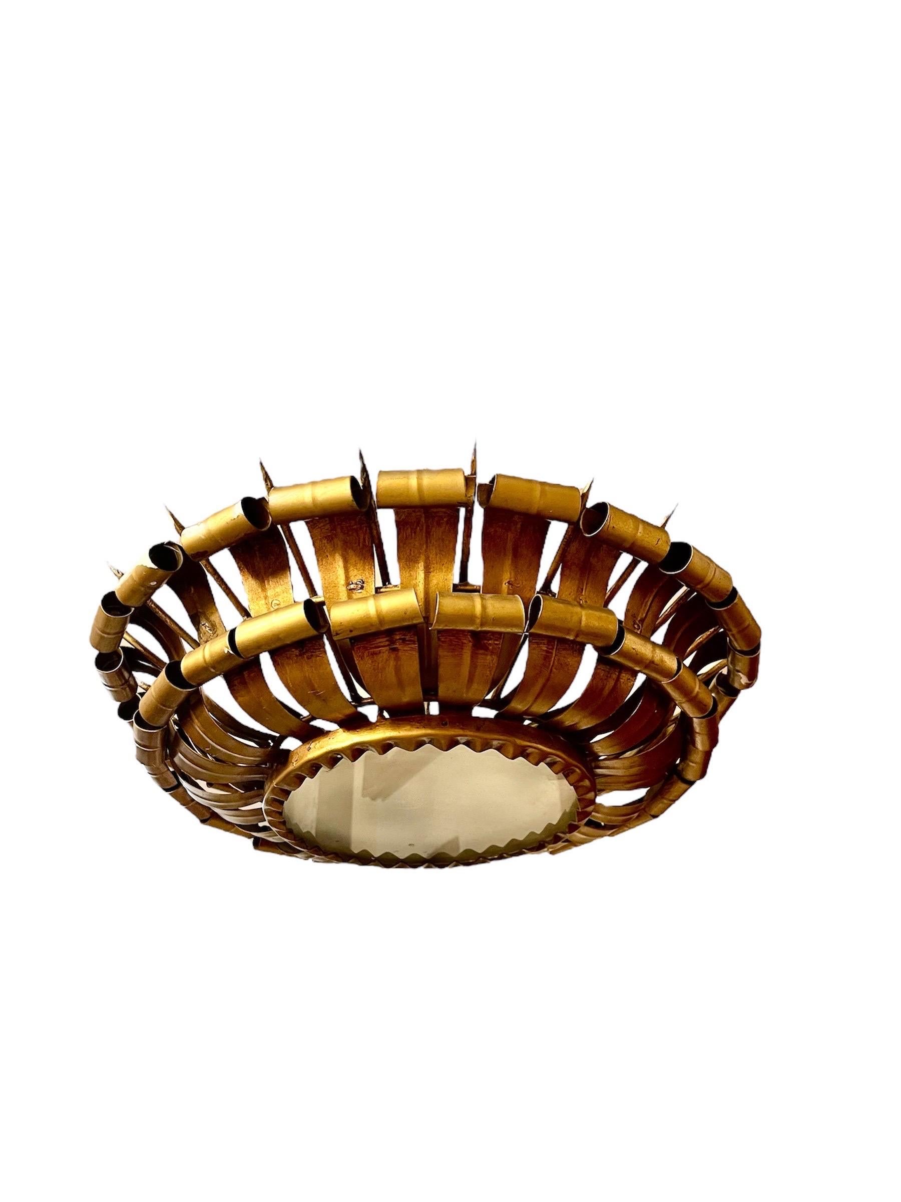 Lámpara española Crown Sunburst XXL en metal dorado y cristal esmerilado , circa 1950 Español en venta