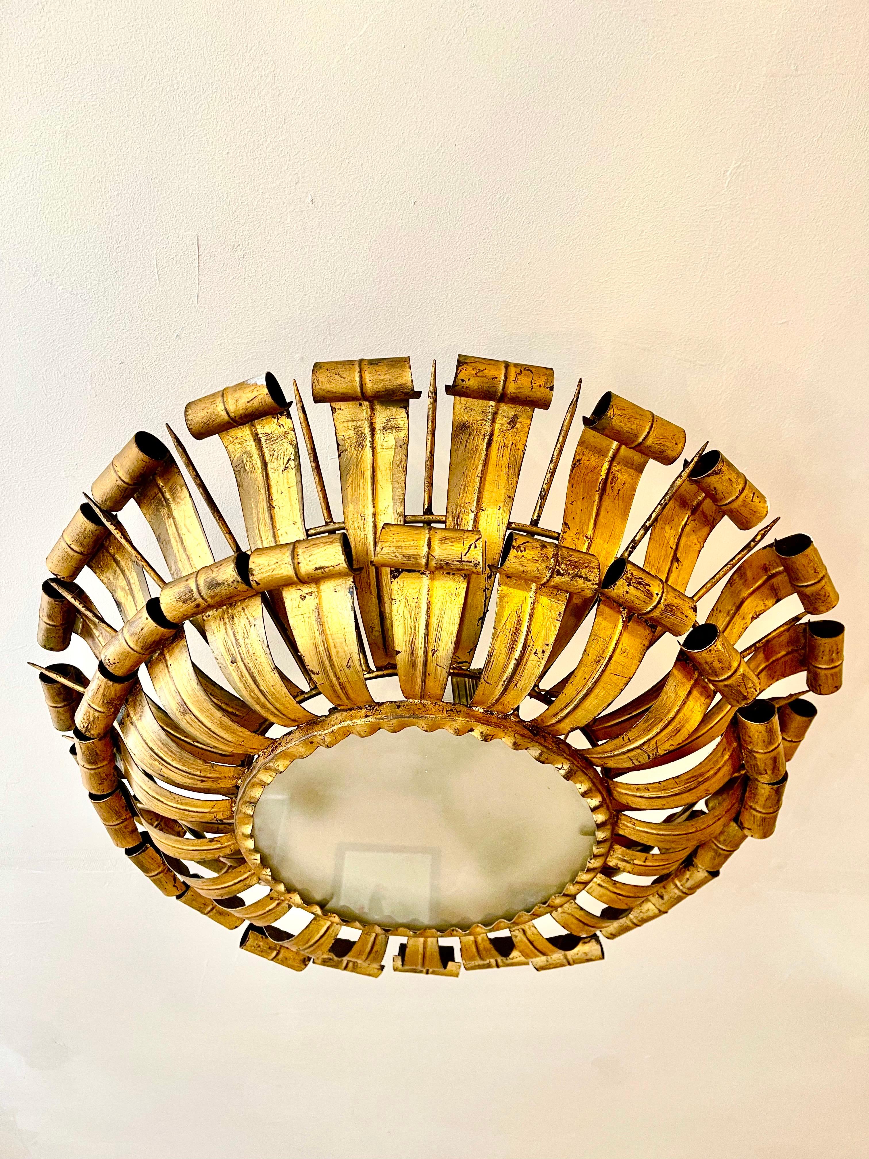 Lámpara española Crown Sunburst XXL en metal dorado y cristal esmerilado , circa 1950 Escarchado en venta