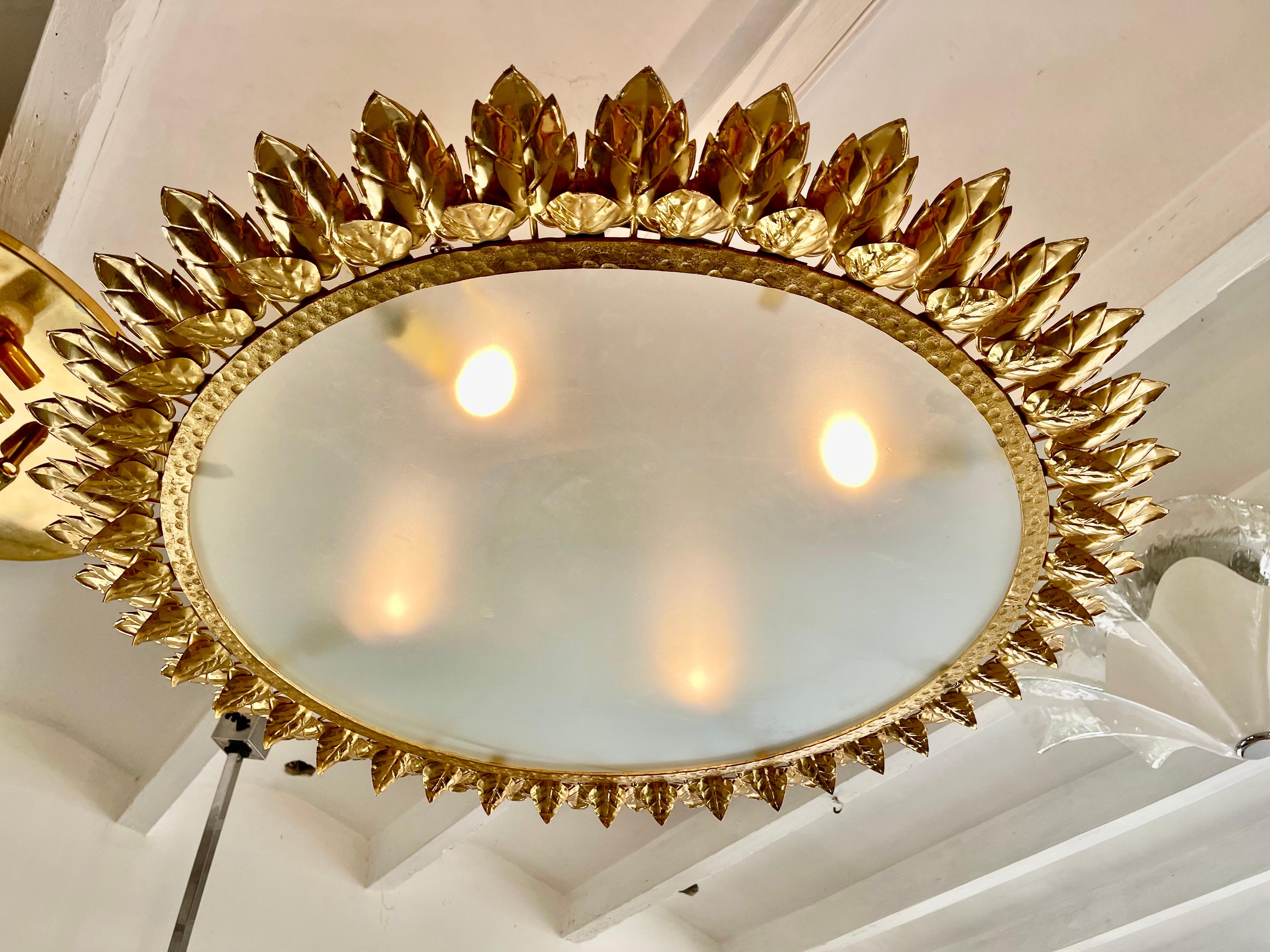 Lámpara española Crown Sunburst XXL en metal dorado y cristal esmerilado , circa 1970s Moderno de mediados de siglo en venta