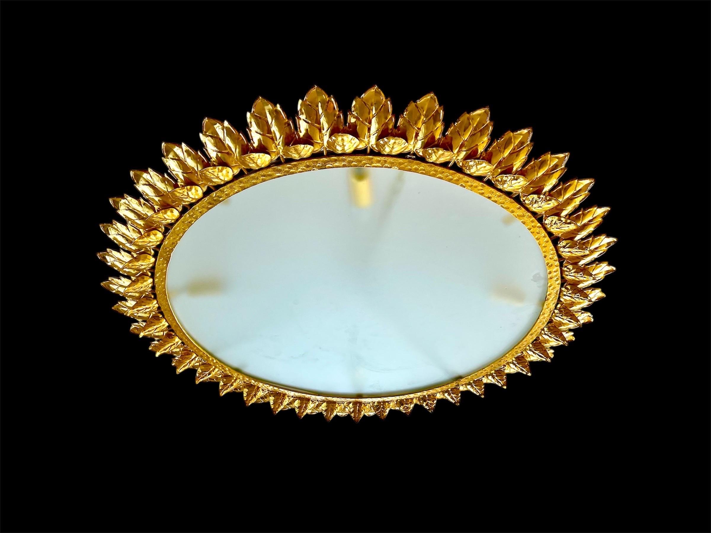 Lámpara española Crown Sunburst XXL en metal dorado y cristal esmerilado , circa 1970s Español en venta