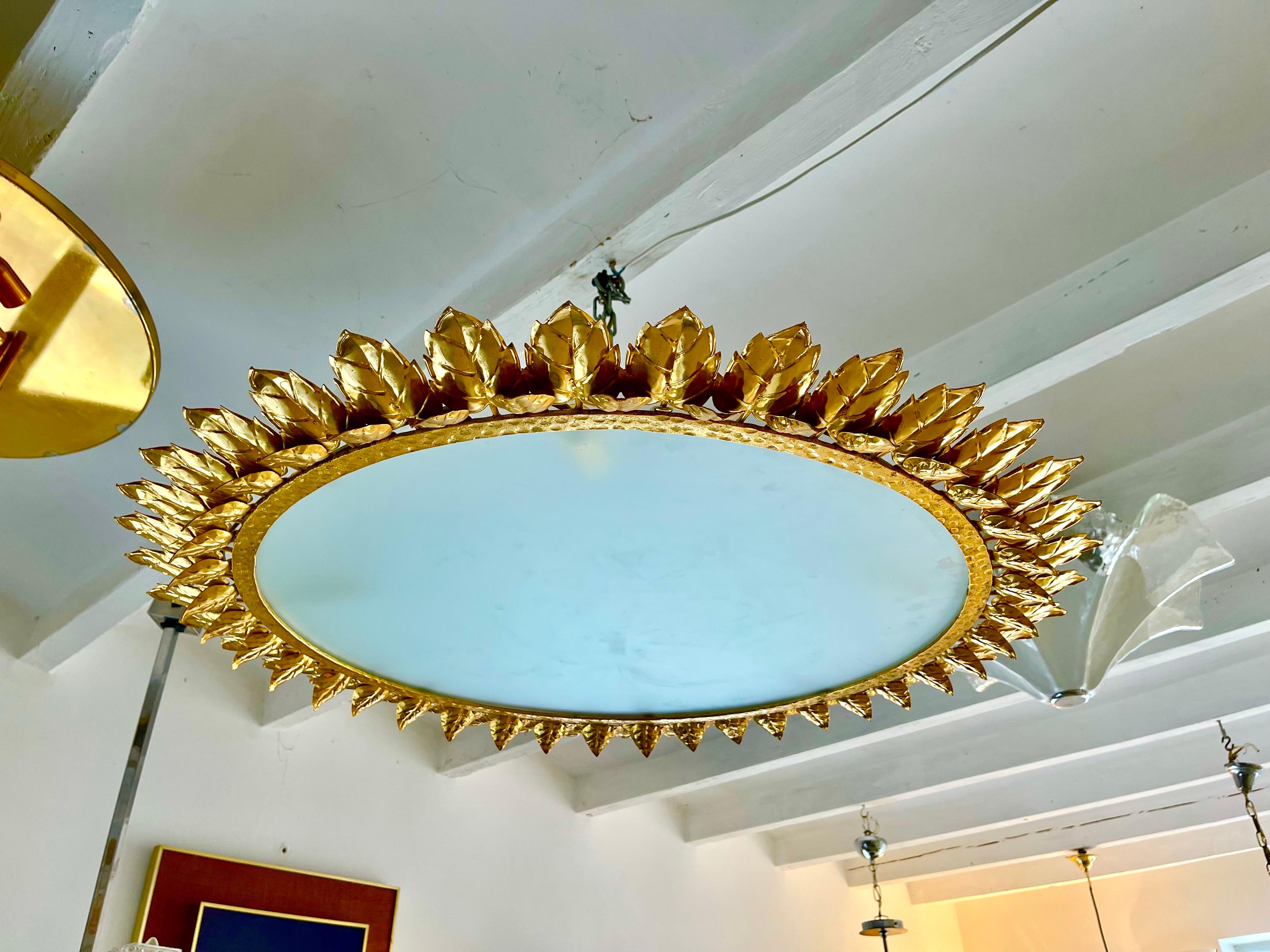 Lámpara española Crown Sunburst XXL en metal dorado y cristal esmerilado , circa 1970s en Bueno estado para la venta en La xara, VC