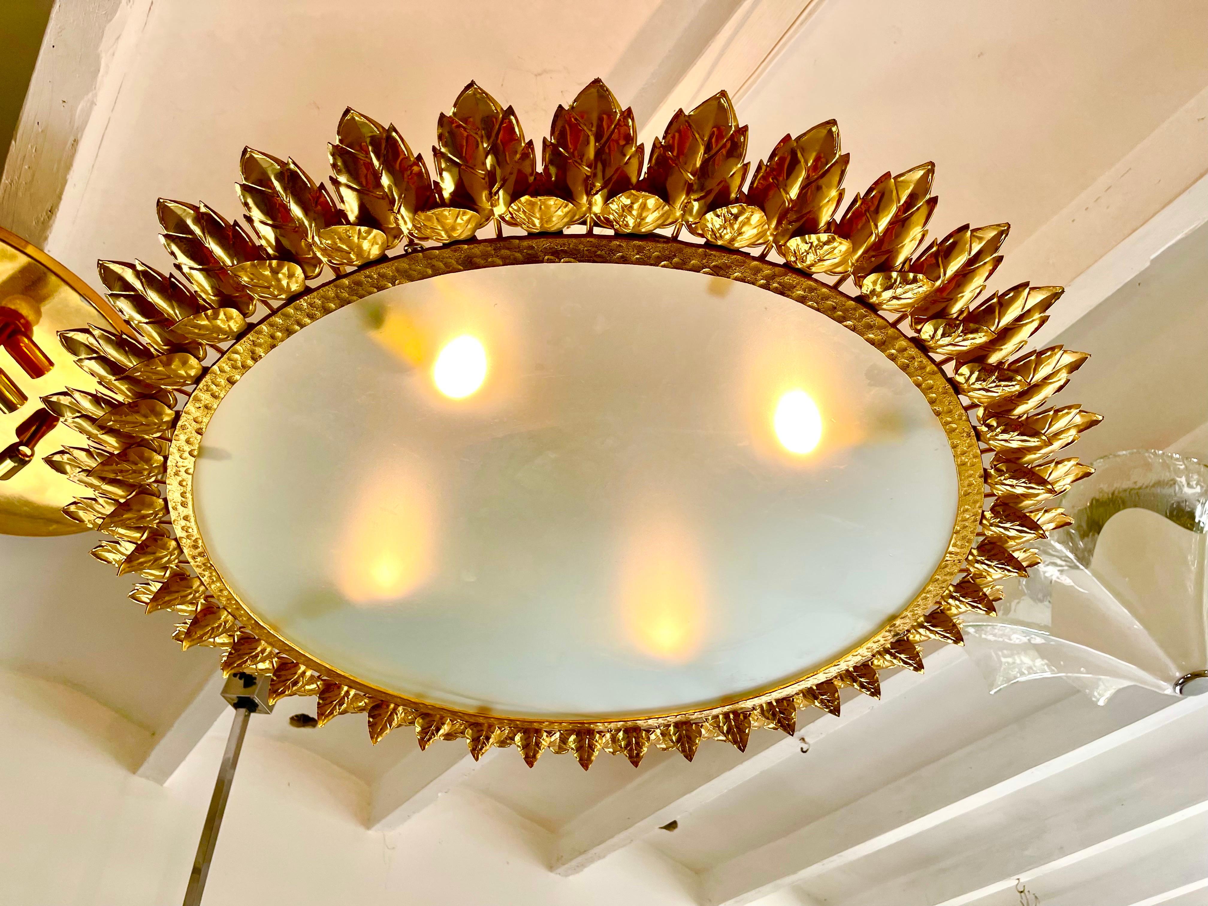 Lámpara española Crown Sunburst XXL en metal dorado y cristal esmerilado , circa 1970s Metal en venta