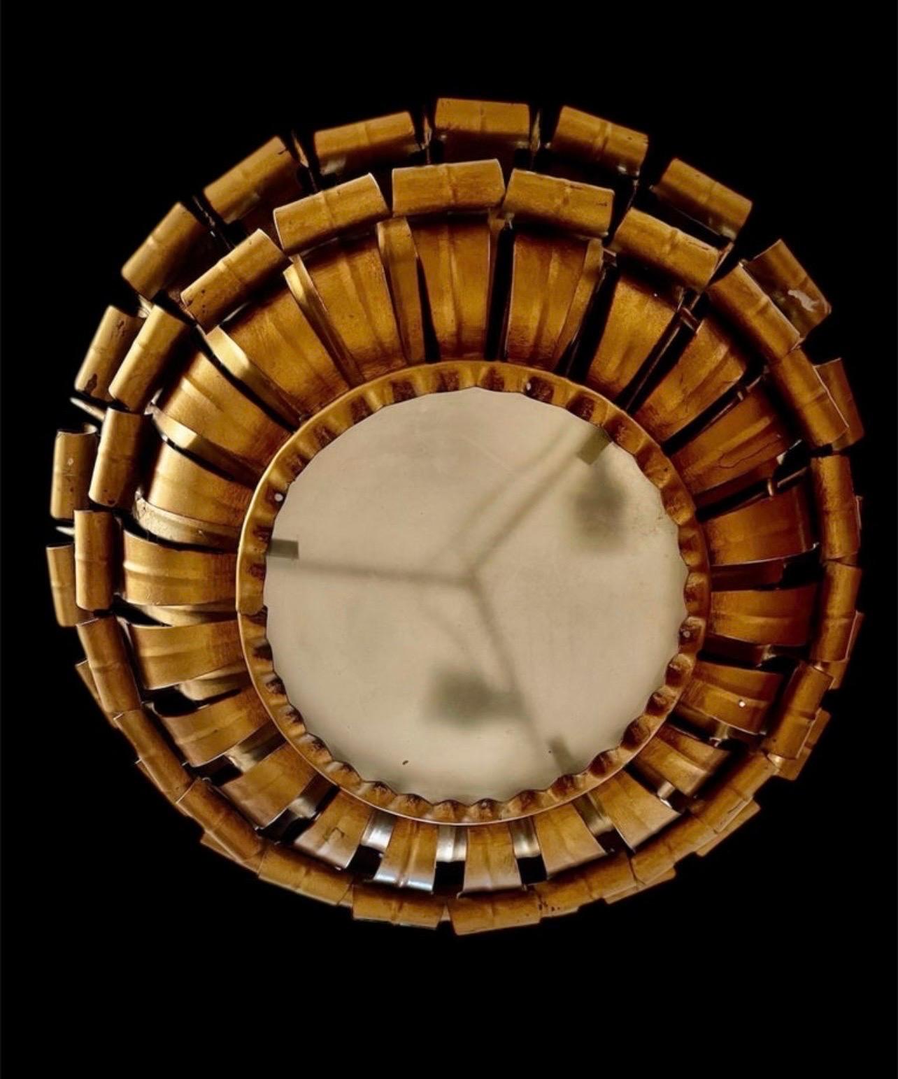 Grande lampe couronne espagnole en métal doré et verre dépoli, Espagne, années 1950. Cadre ou suspension en fer doré du milieu du siècle dernier avec des motifs de feuilles de laurier entourant un diffuseur central en verre dépoli. Fabriqué à la